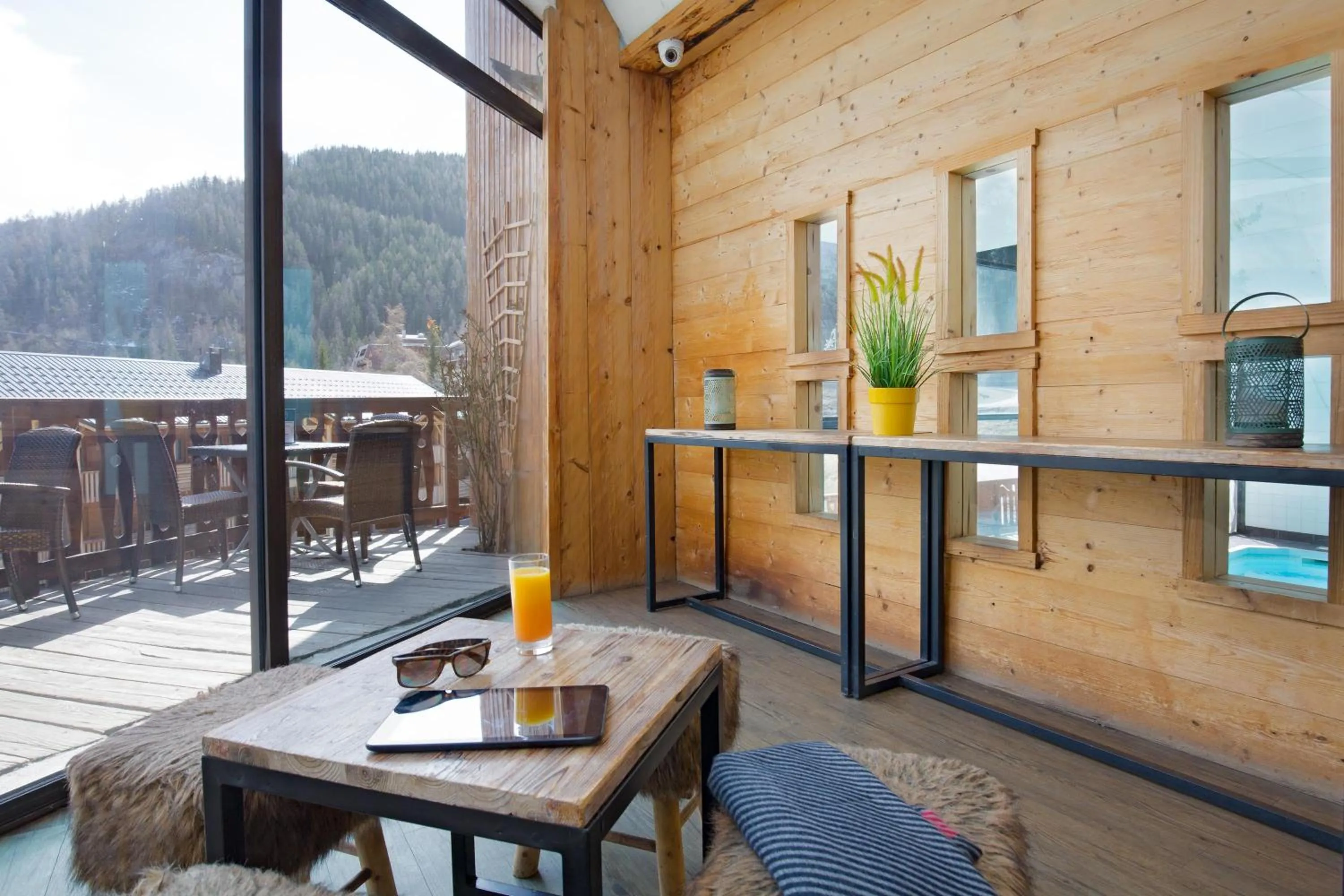 Lounge or bar in SOWELL Family Les Bergers