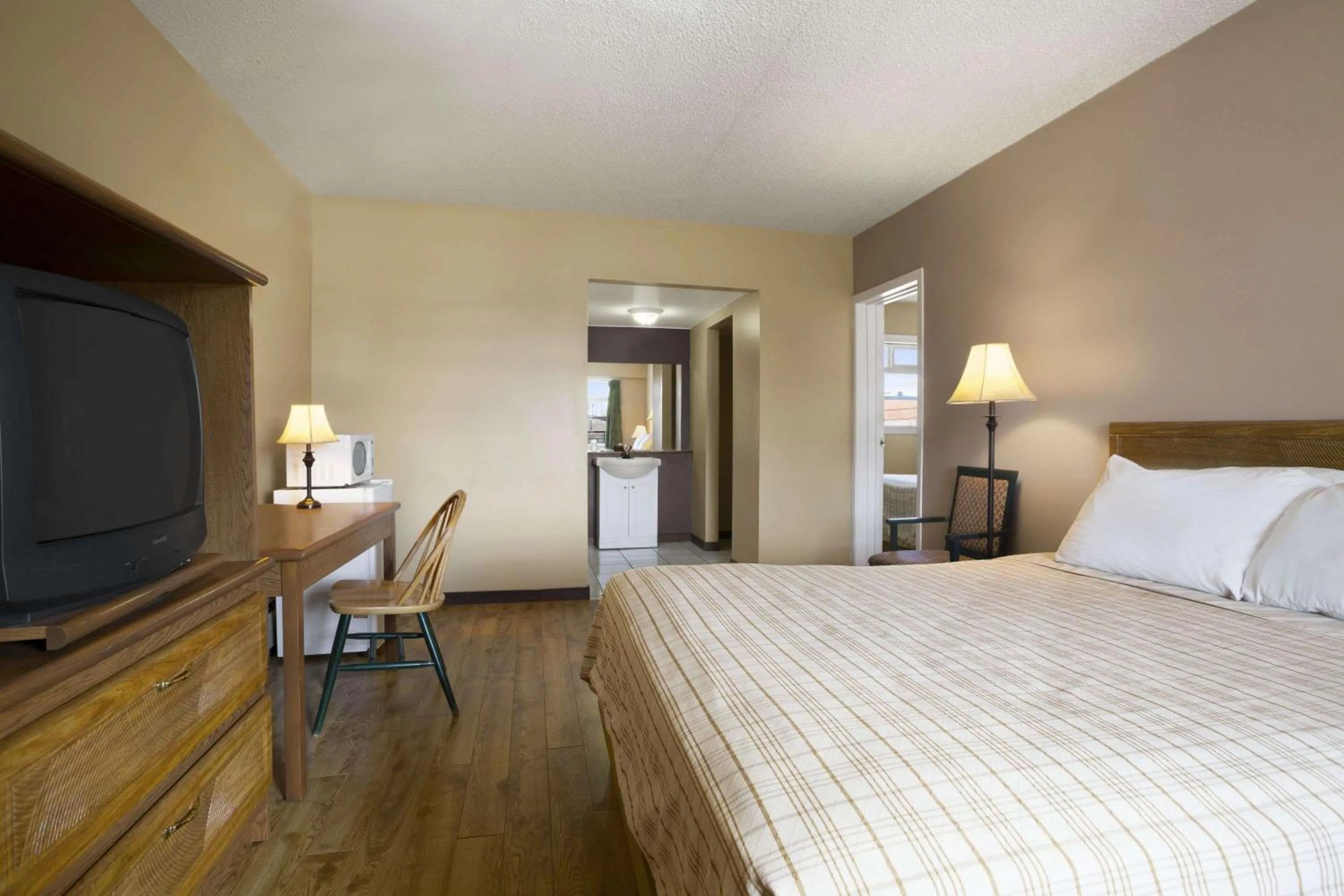 Photo of the whole room, Bed in Nice Inn Edmonton