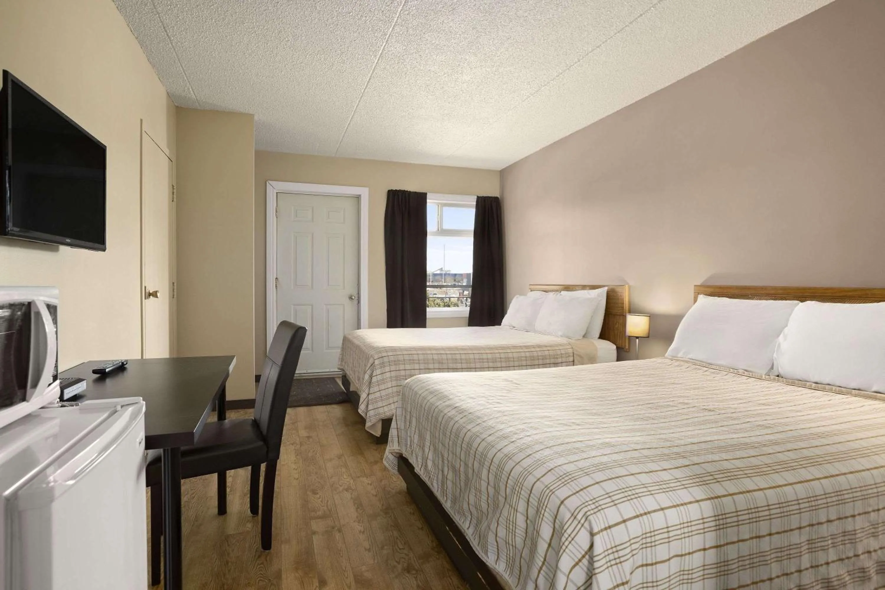 Photo of the whole room, Bed in Nice Inn Edmonton