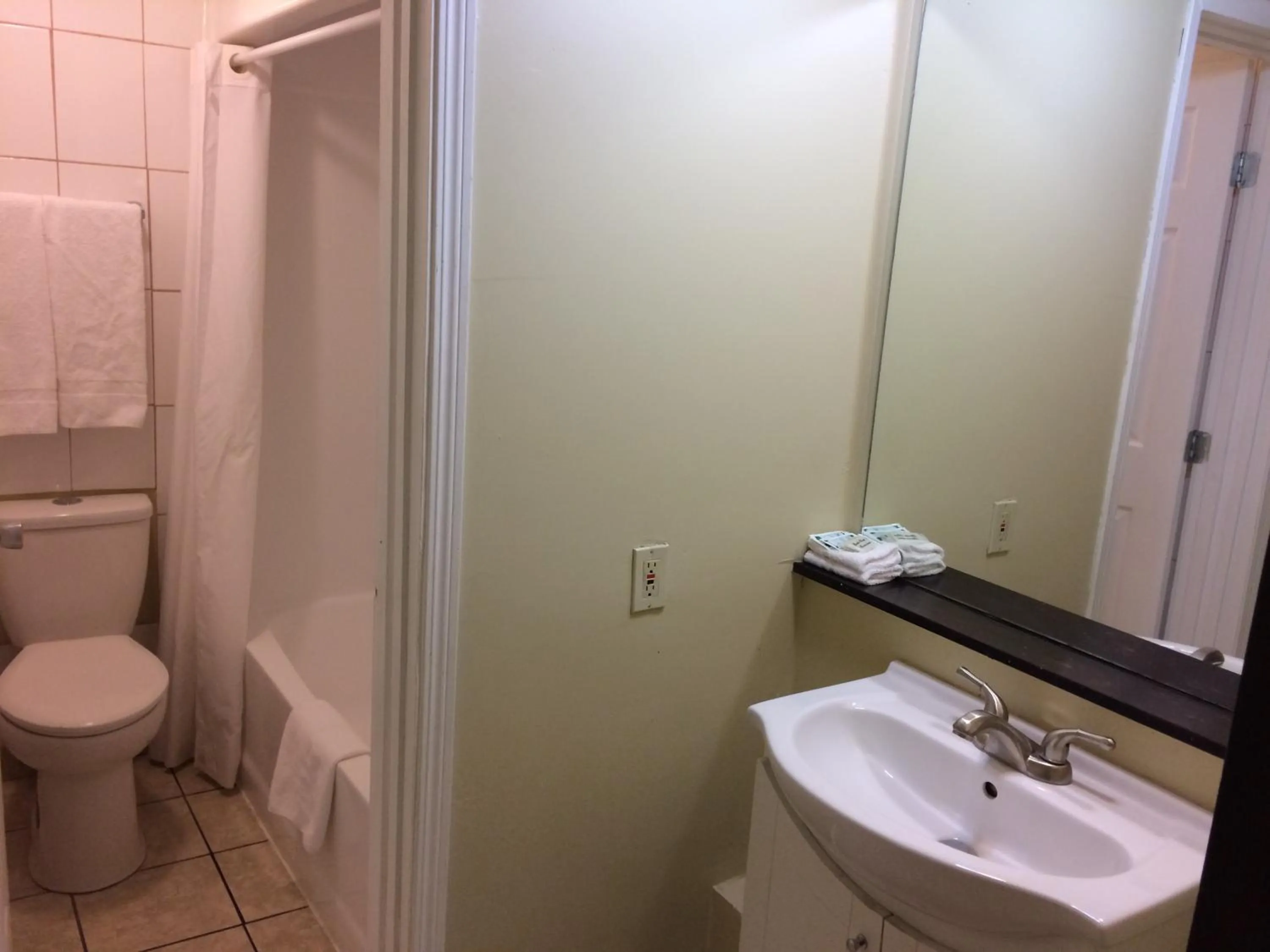 Bathroom in Nice Inn Edmonton