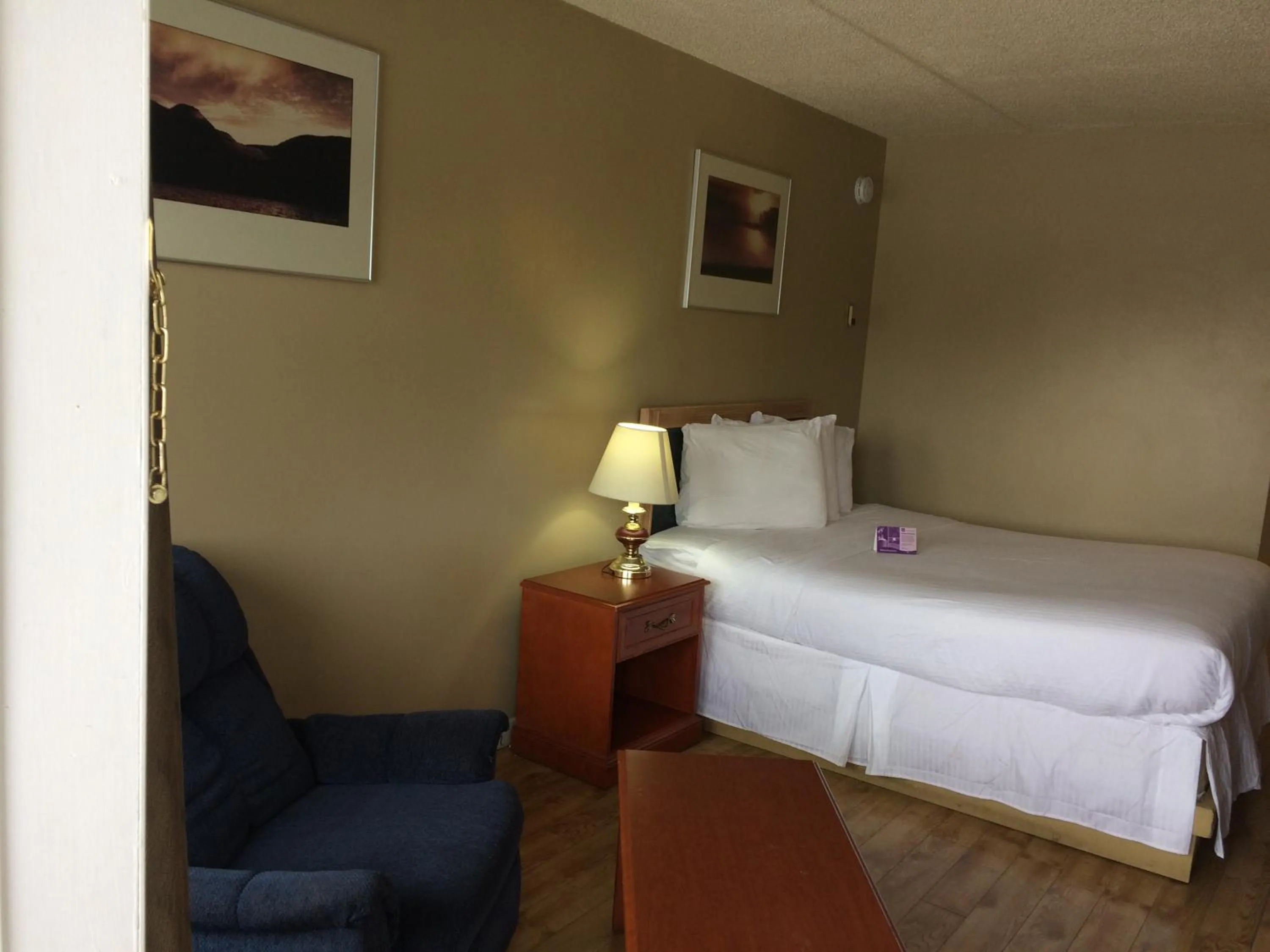 Pets, Bed in Nice Inn Edmonton