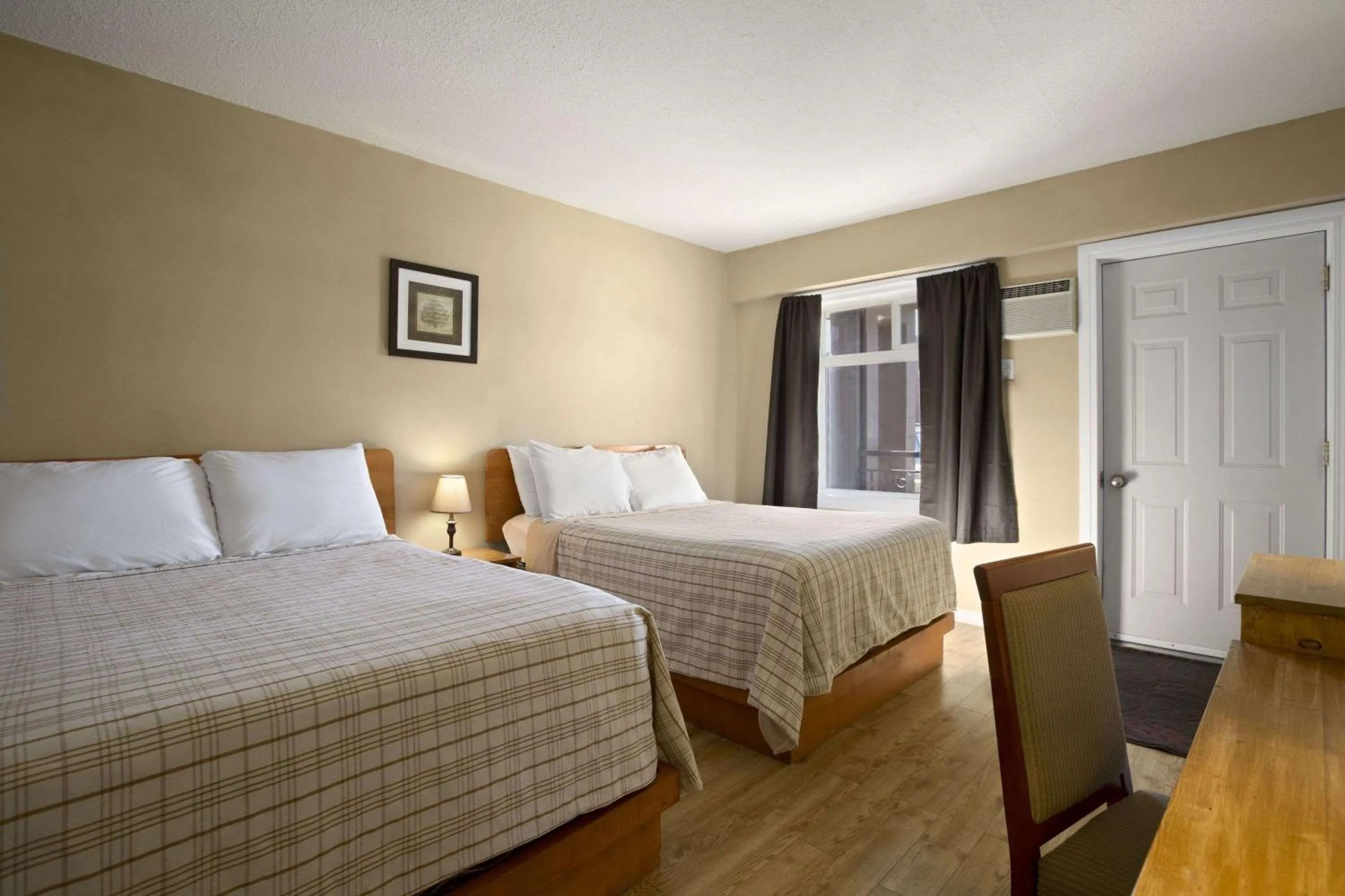 Photo of the whole room, Bed in Nice Inn Edmonton