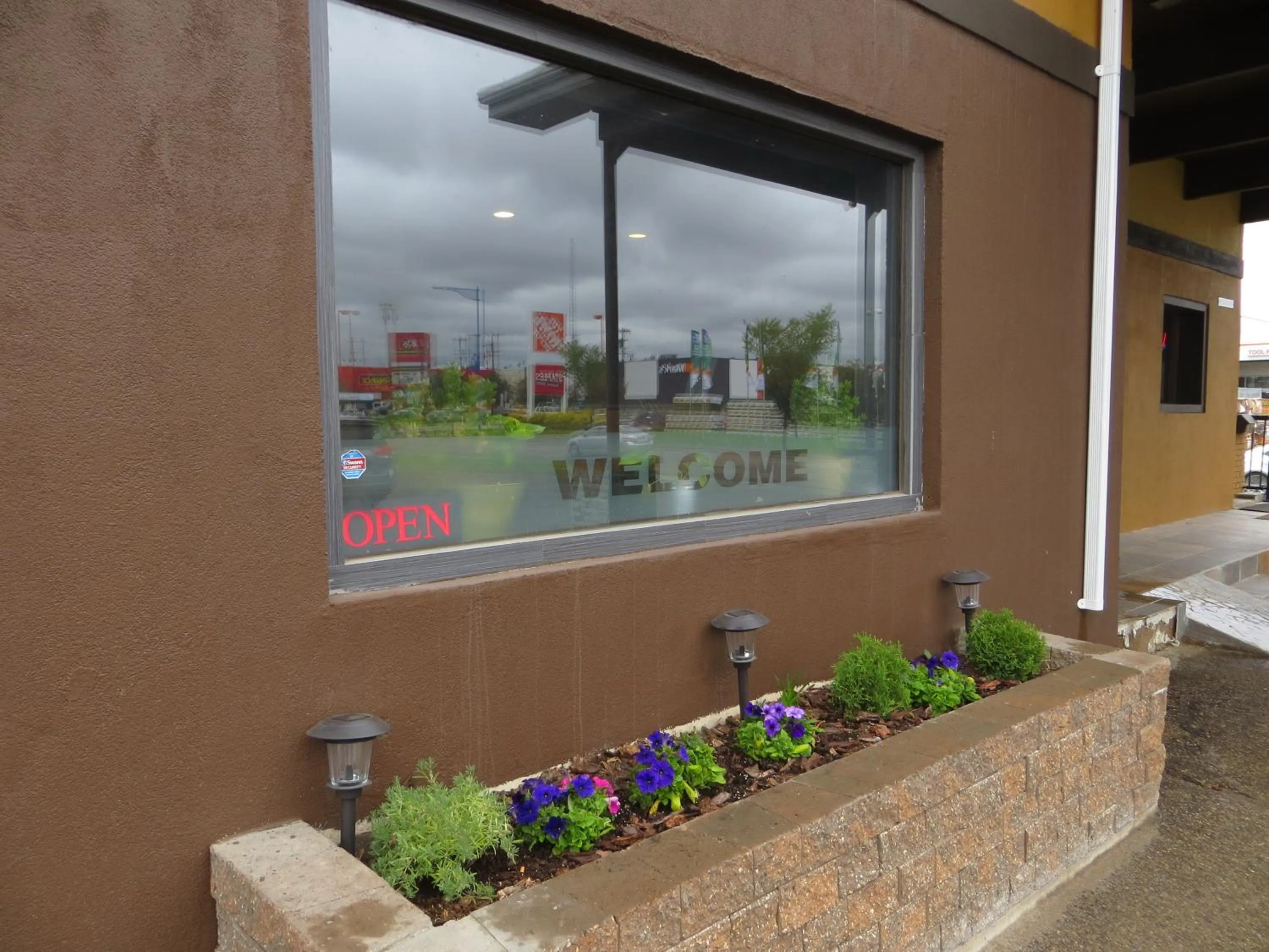 Property building in Nice Inn Edmonton