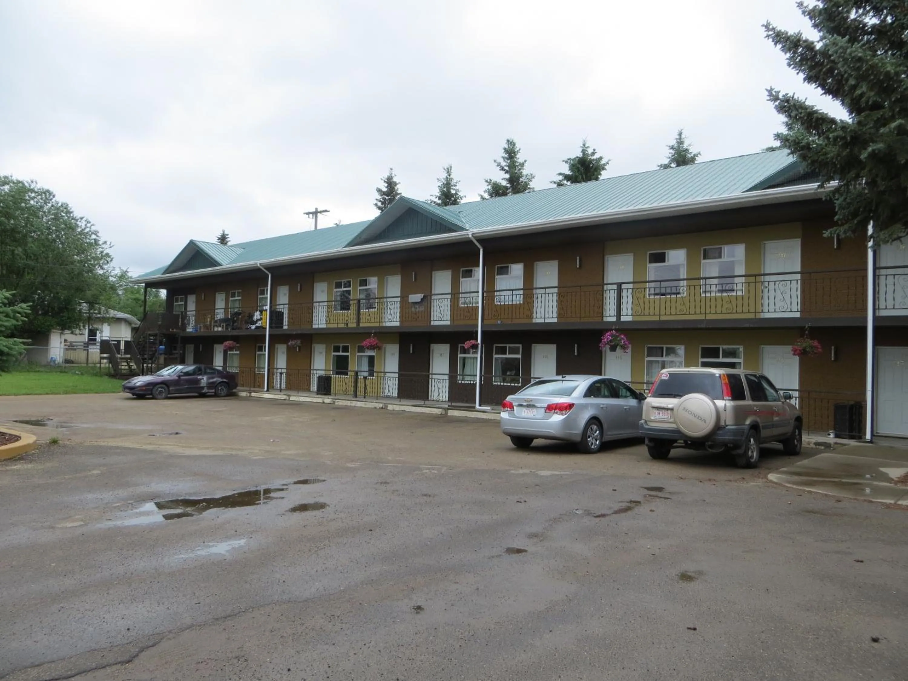 Property building in Nice Inn Edmonton