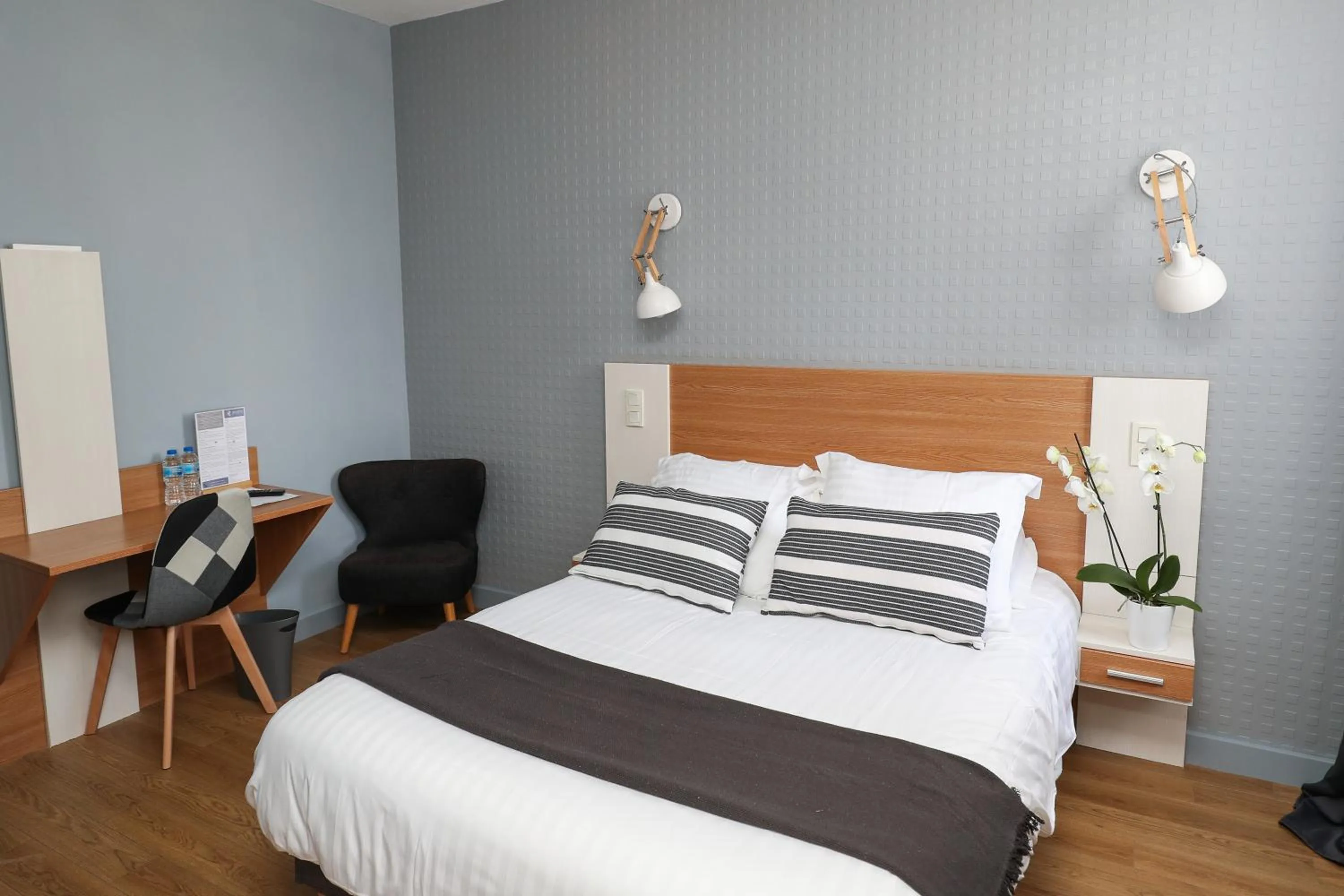 Photo of the whole room, Bed in Hôtel La Réserve de Brive