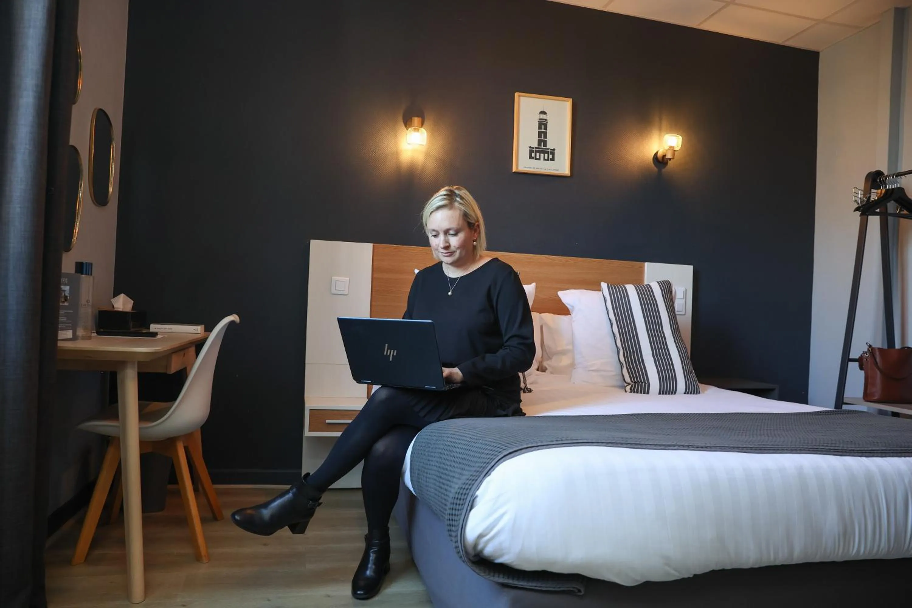 People, Bed in Hôtel La Réserve de Brive