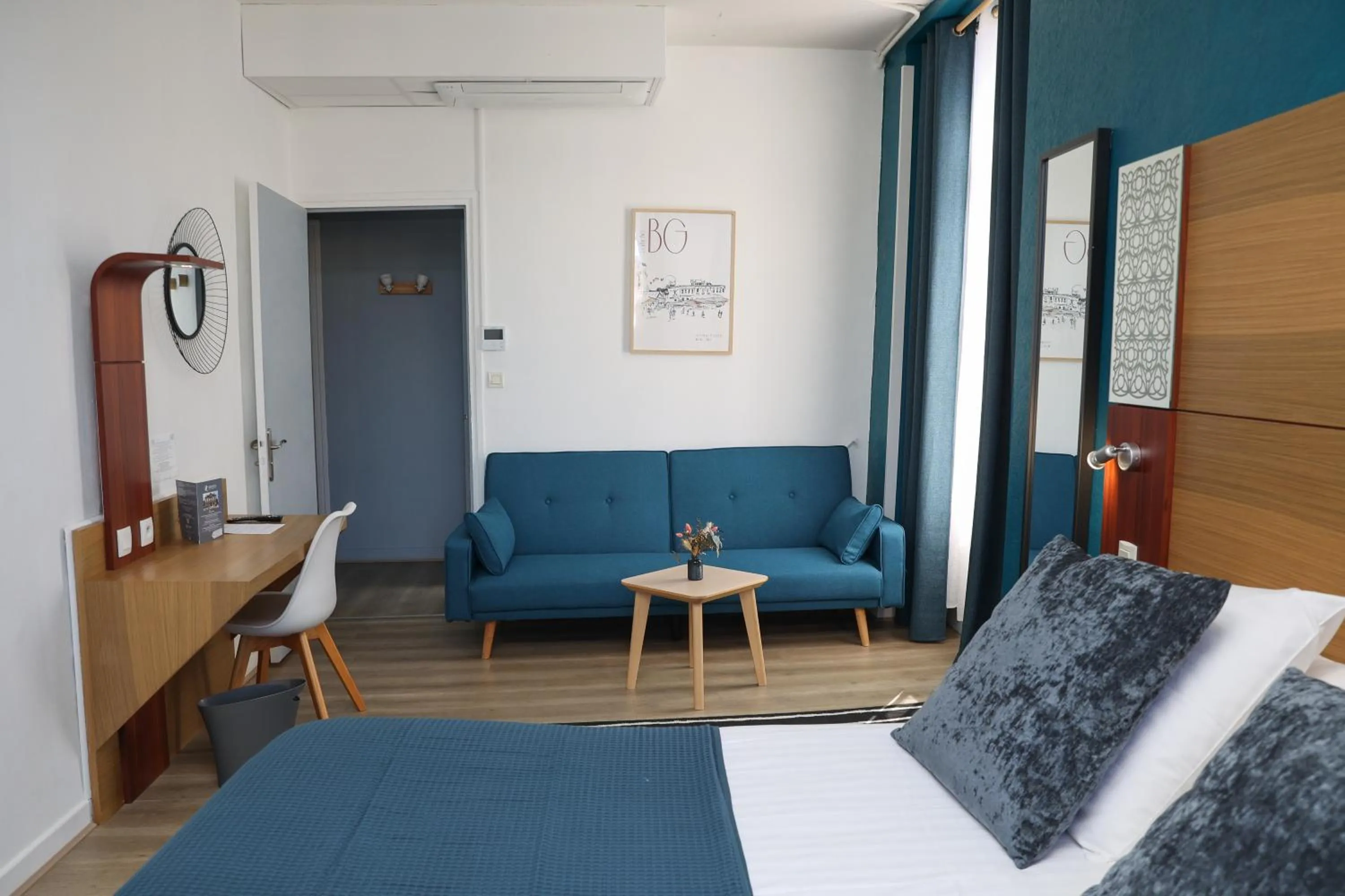 Photo of the whole room, Bed in Hôtel La Réserve de Brive