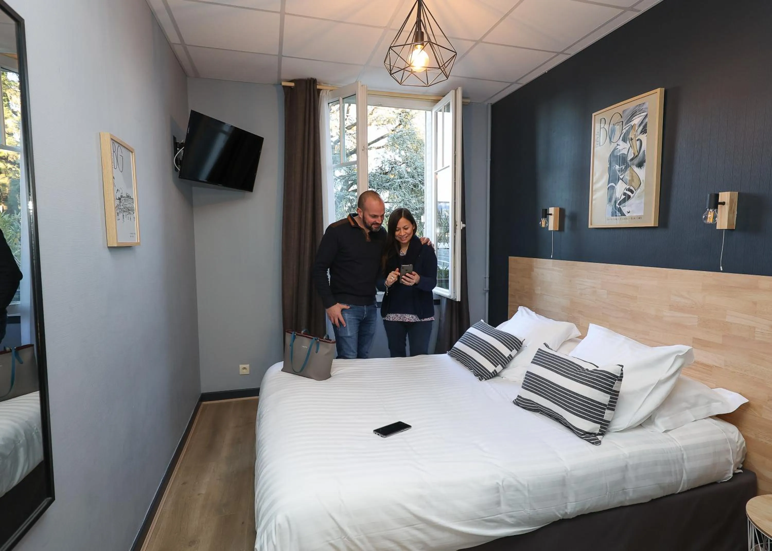 People, Bed in Hôtel La Réserve de Brive