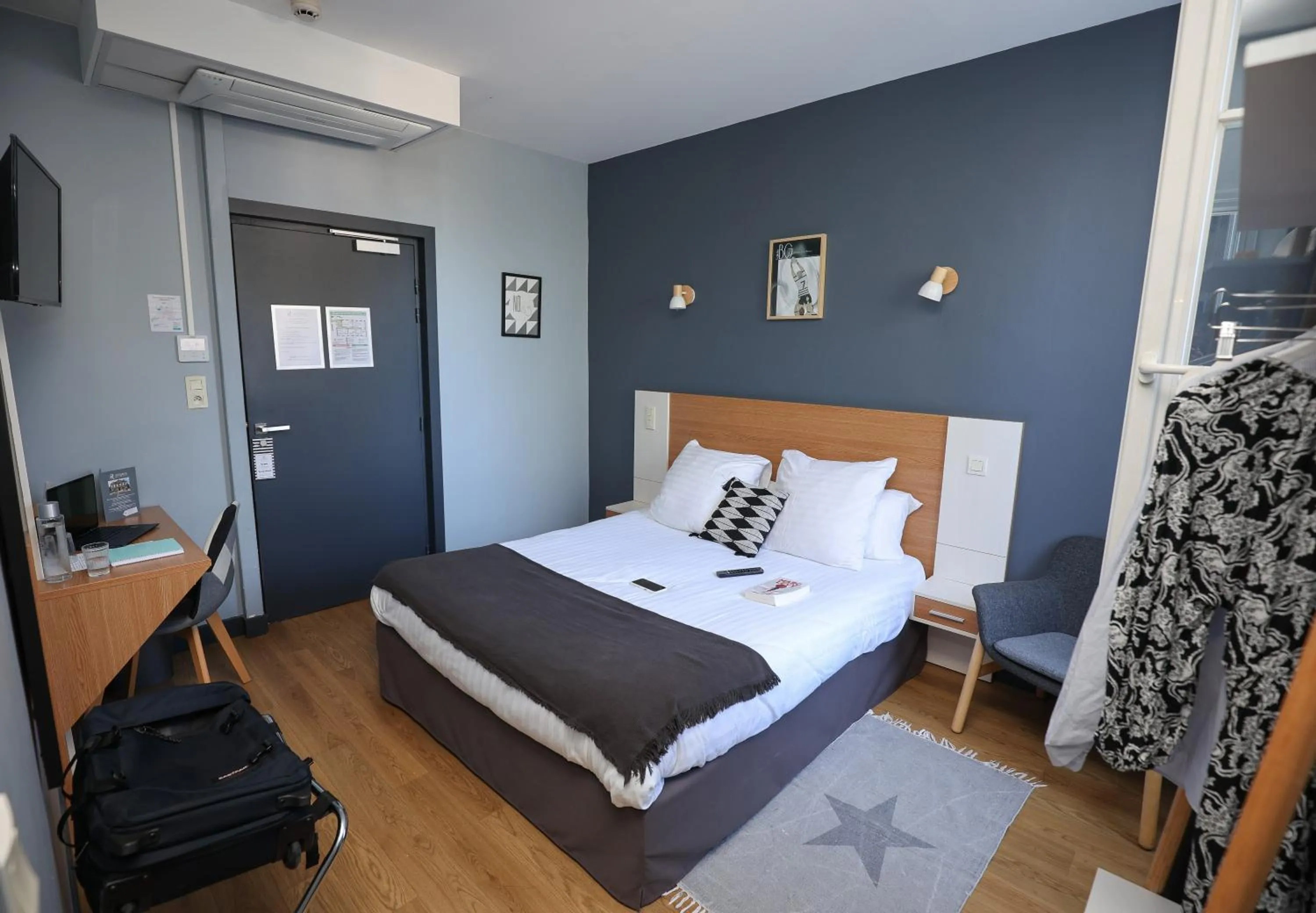 Photo of the whole room, Bed in Hôtel La Réserve de Brive