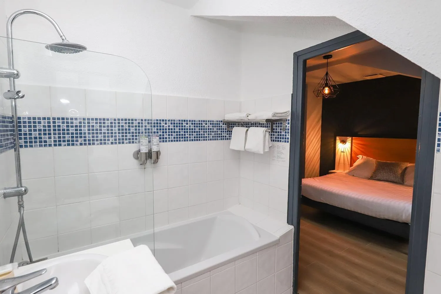 Bathroom, Bed in Hôtel La Réserve de Brive