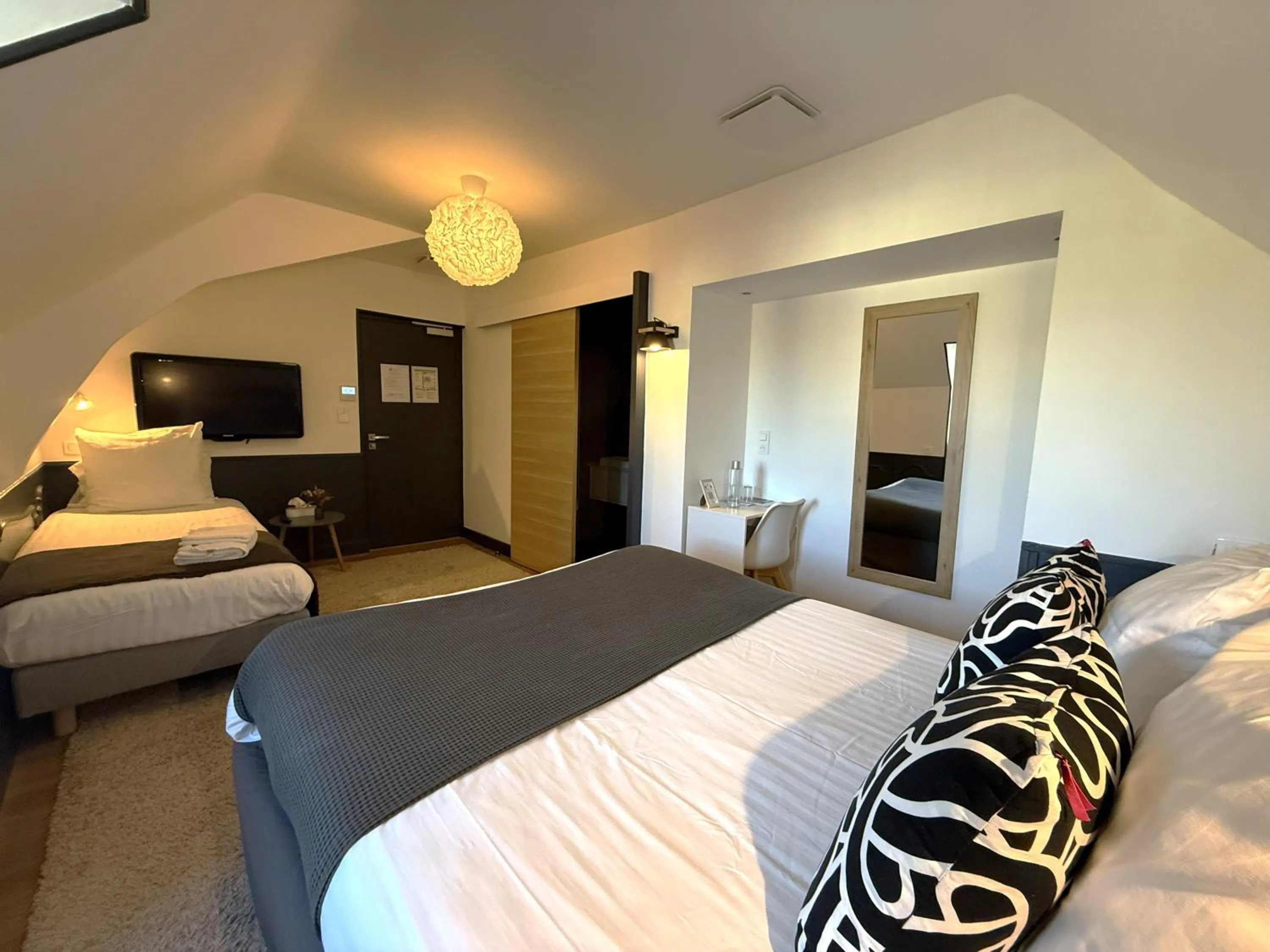 Bed in Hôtel La Réserve de Brive