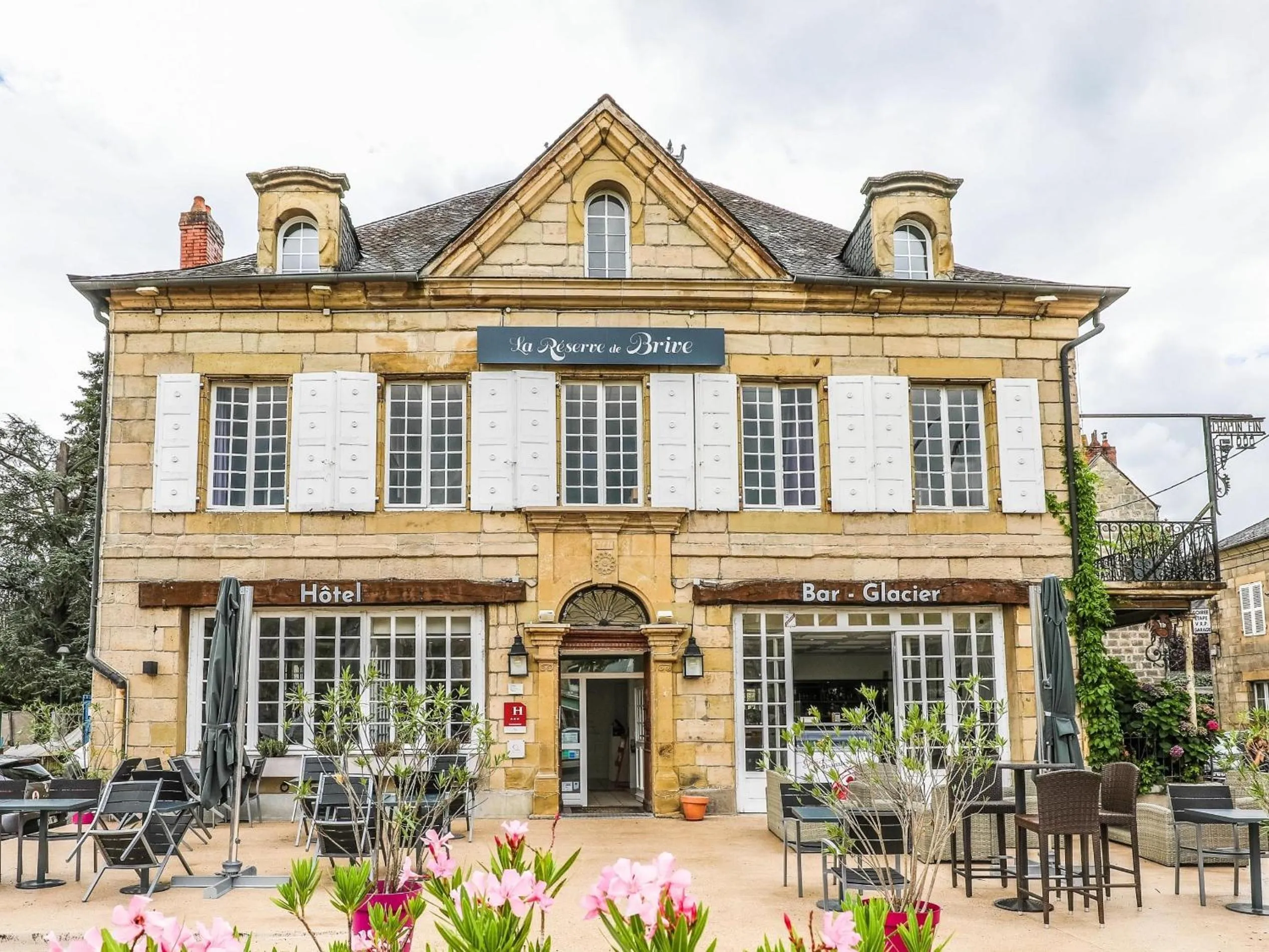 Property building in Hôtel La Réserve de Brive