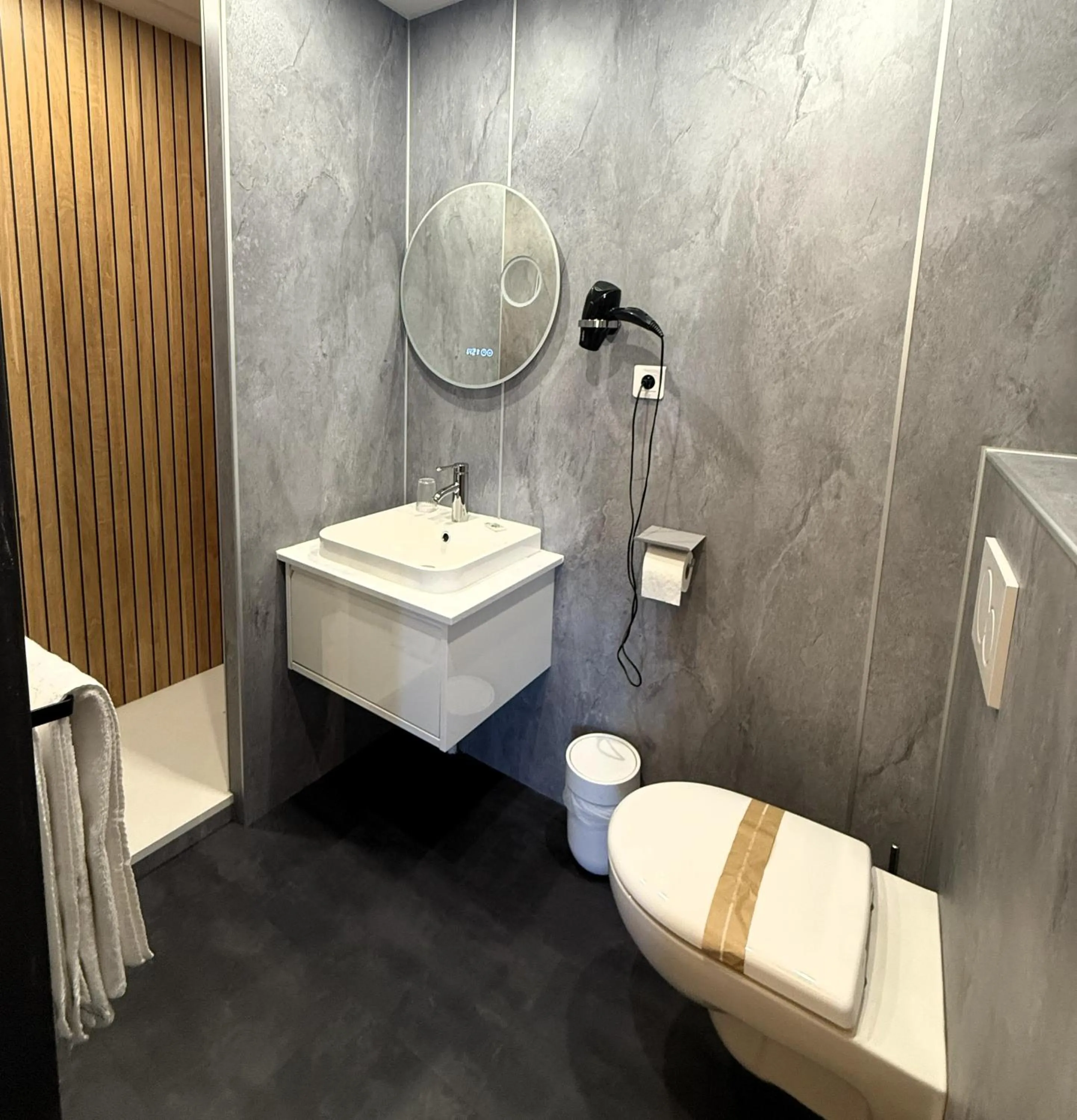 Bathroom in Hôtel La Réserve de Brive