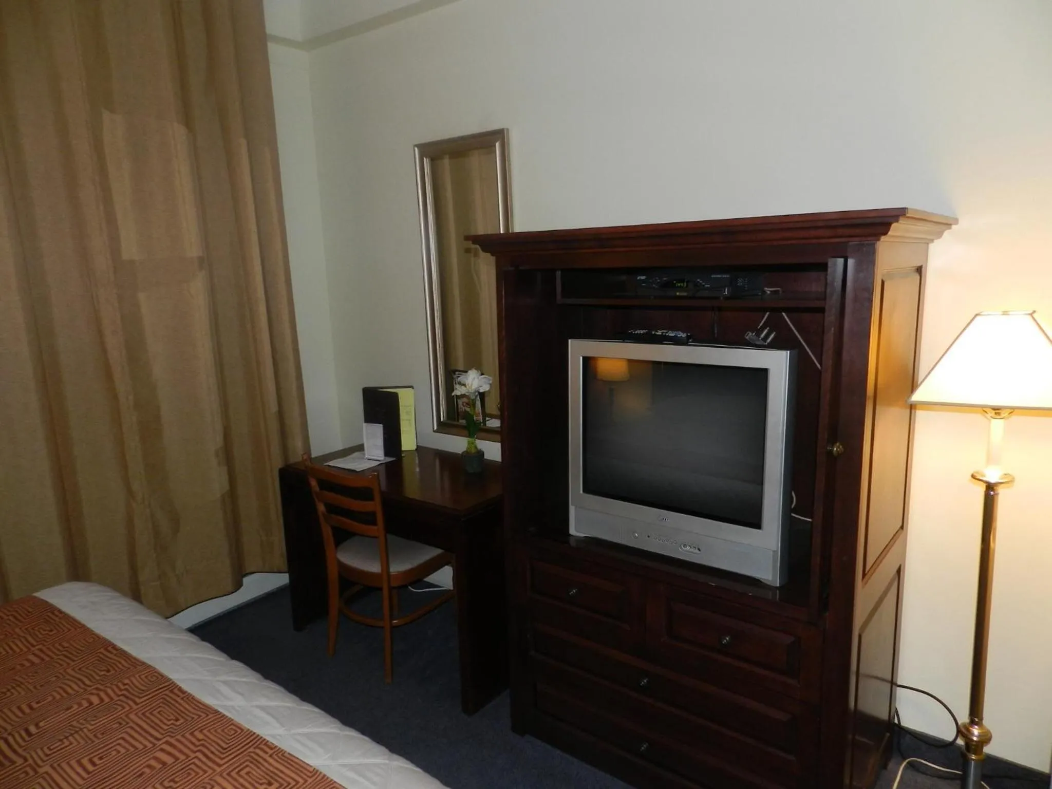 TV and multimedia in L'Auberge de l'Aeroport Inn