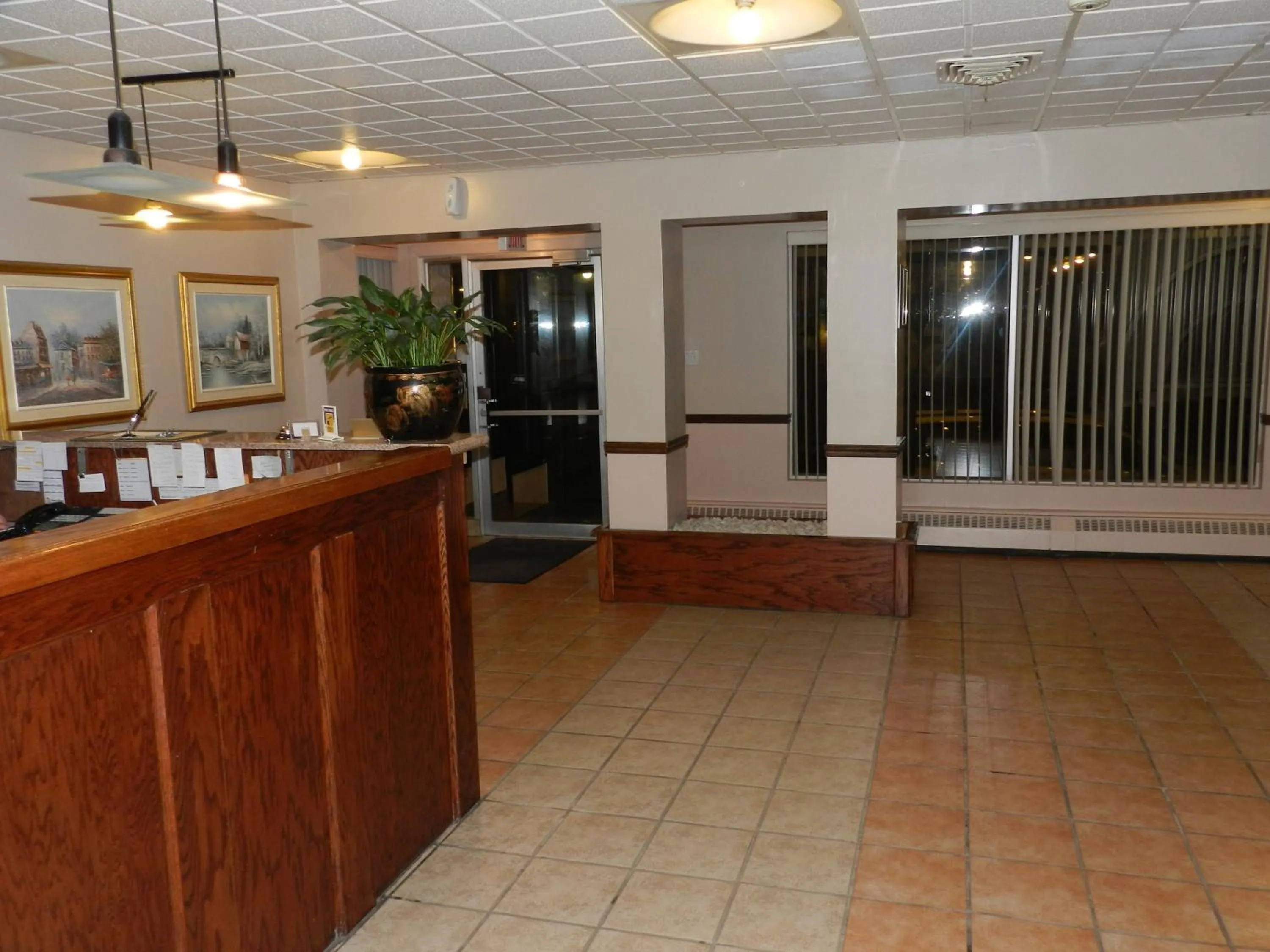 Lobby or reception in L'Auberge de l'Aeroport Inn