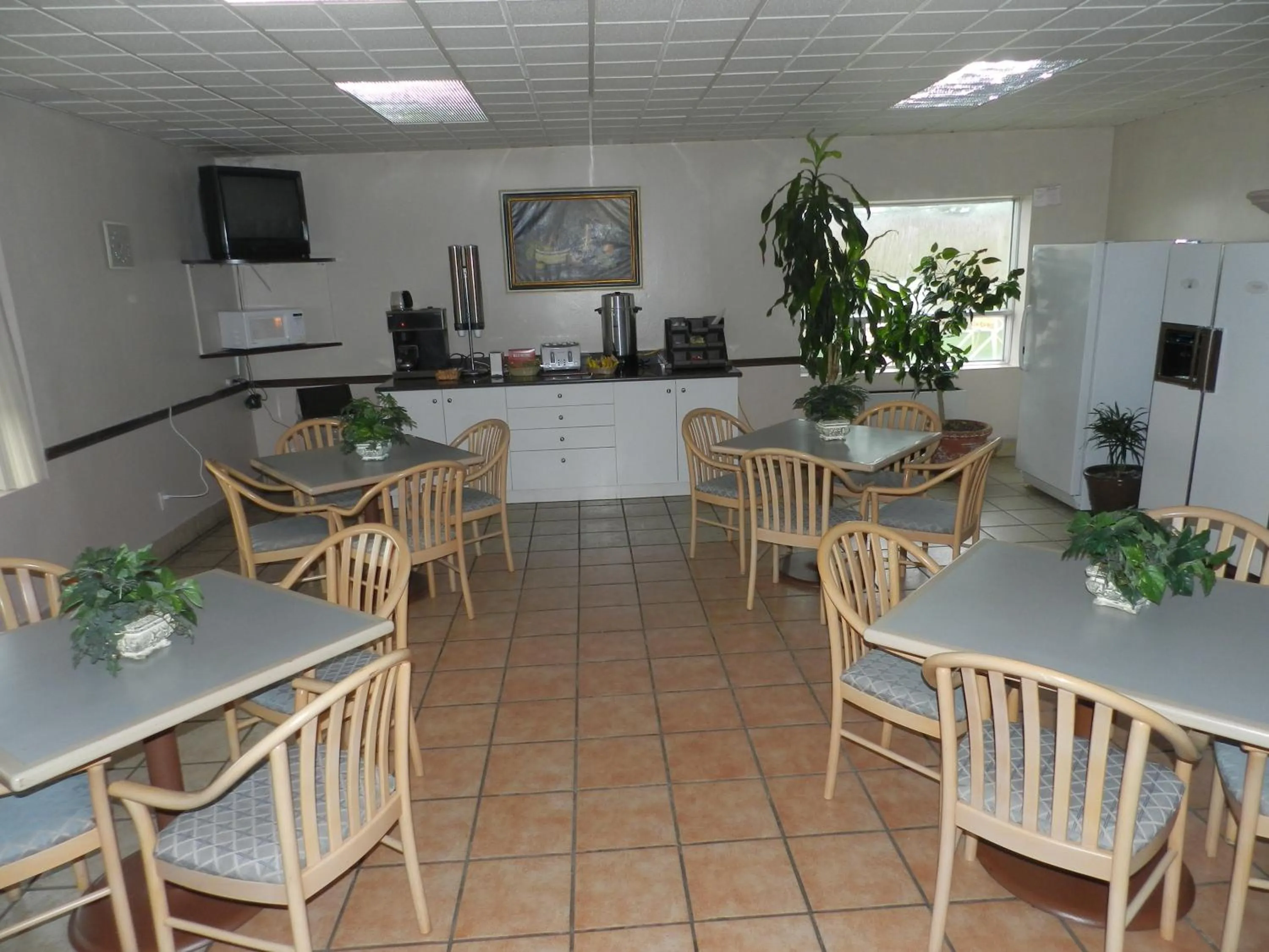 Restaurant/places to eat in L'Auberge de l'Aeroport Inn