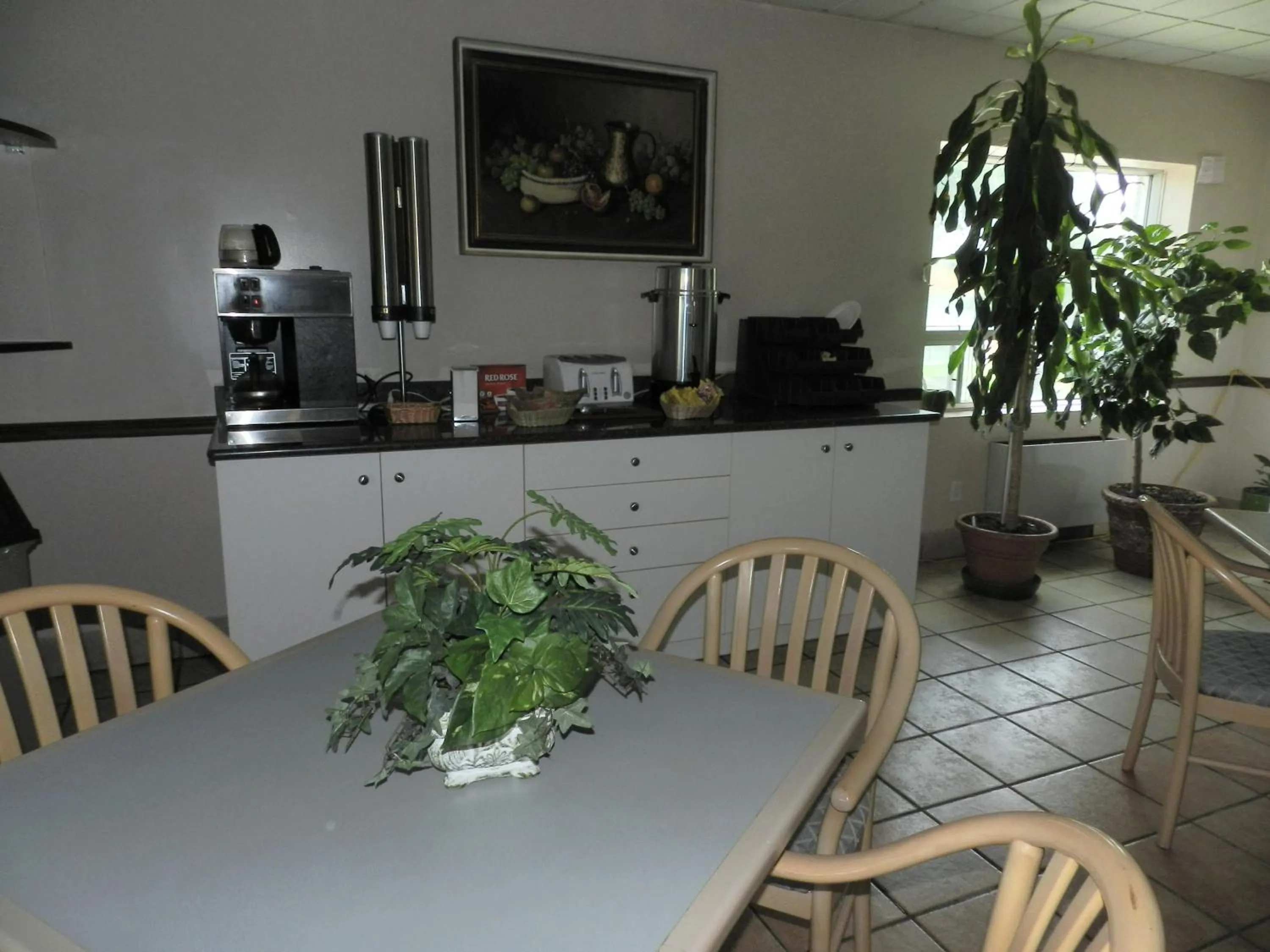 Restaurant/places to eat in L'Auberge de l'Aeroport Inn