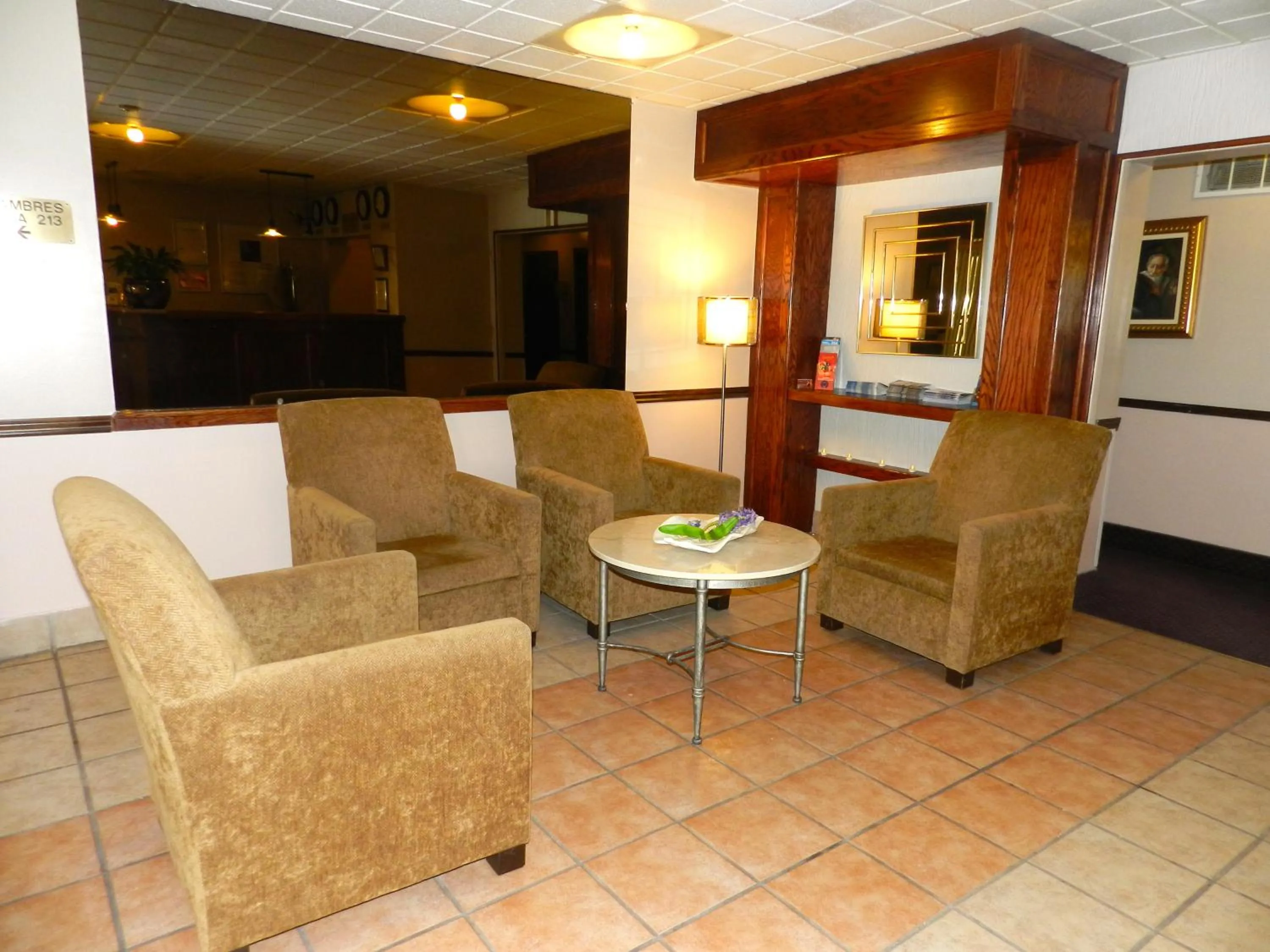 Communal lounge/ TV room in L'Auberge de l'Aeroport Inn