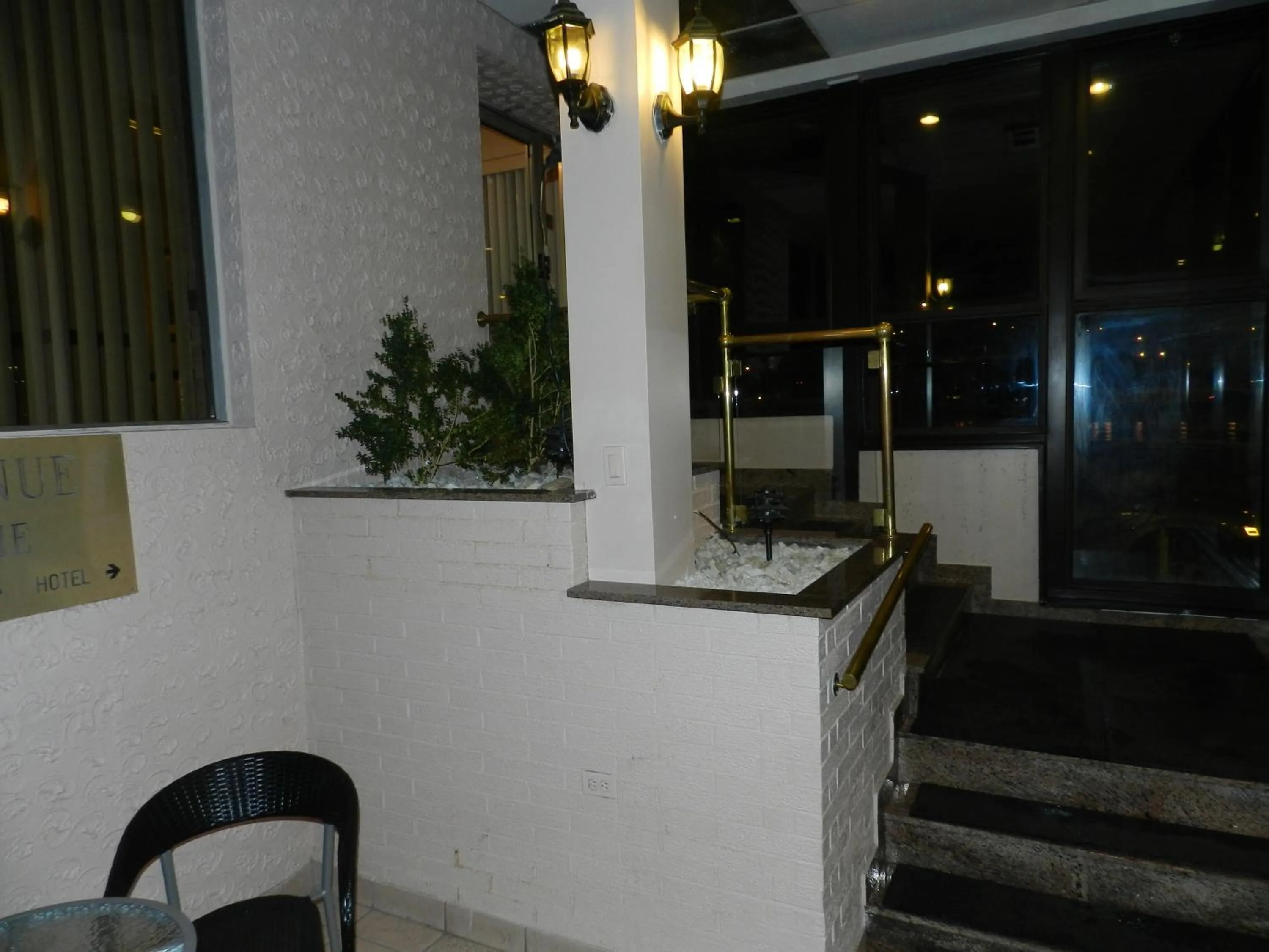 Lobby or reception in L'Auberge de l'Aeroport Inn