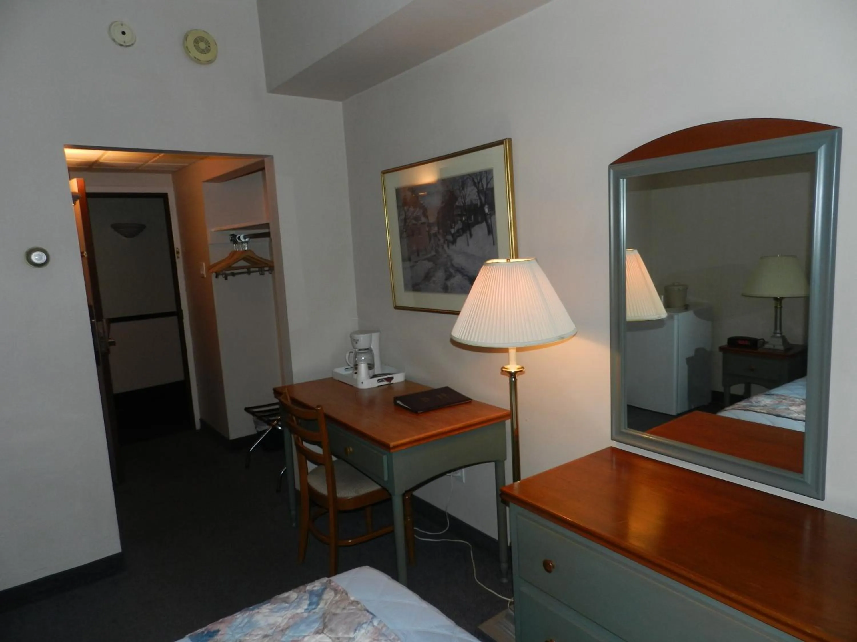 Bed in L'Auberge de l'Aeroport Inn