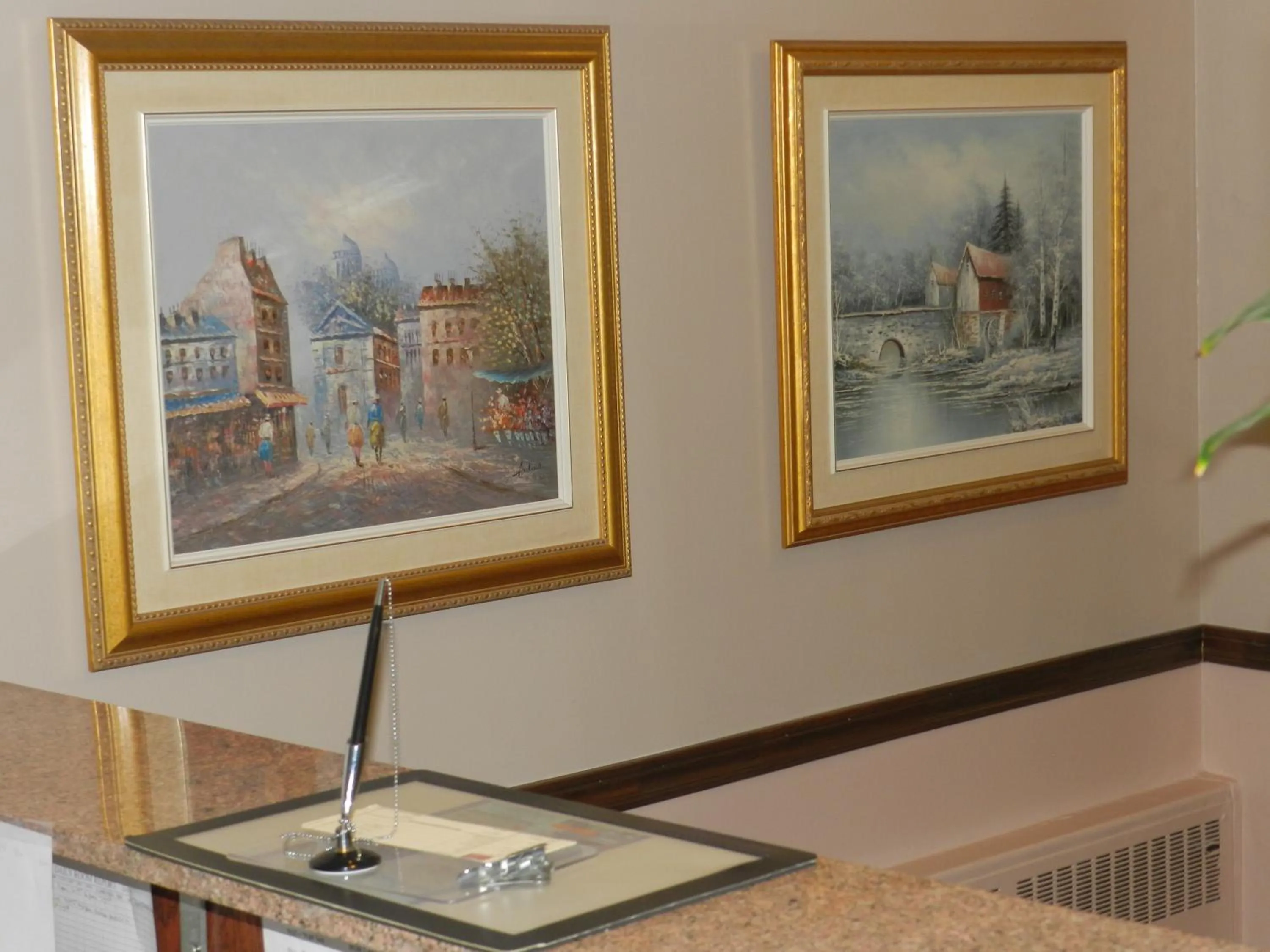 Lobby or reception in L'Auberge de l'Aeroport Inn