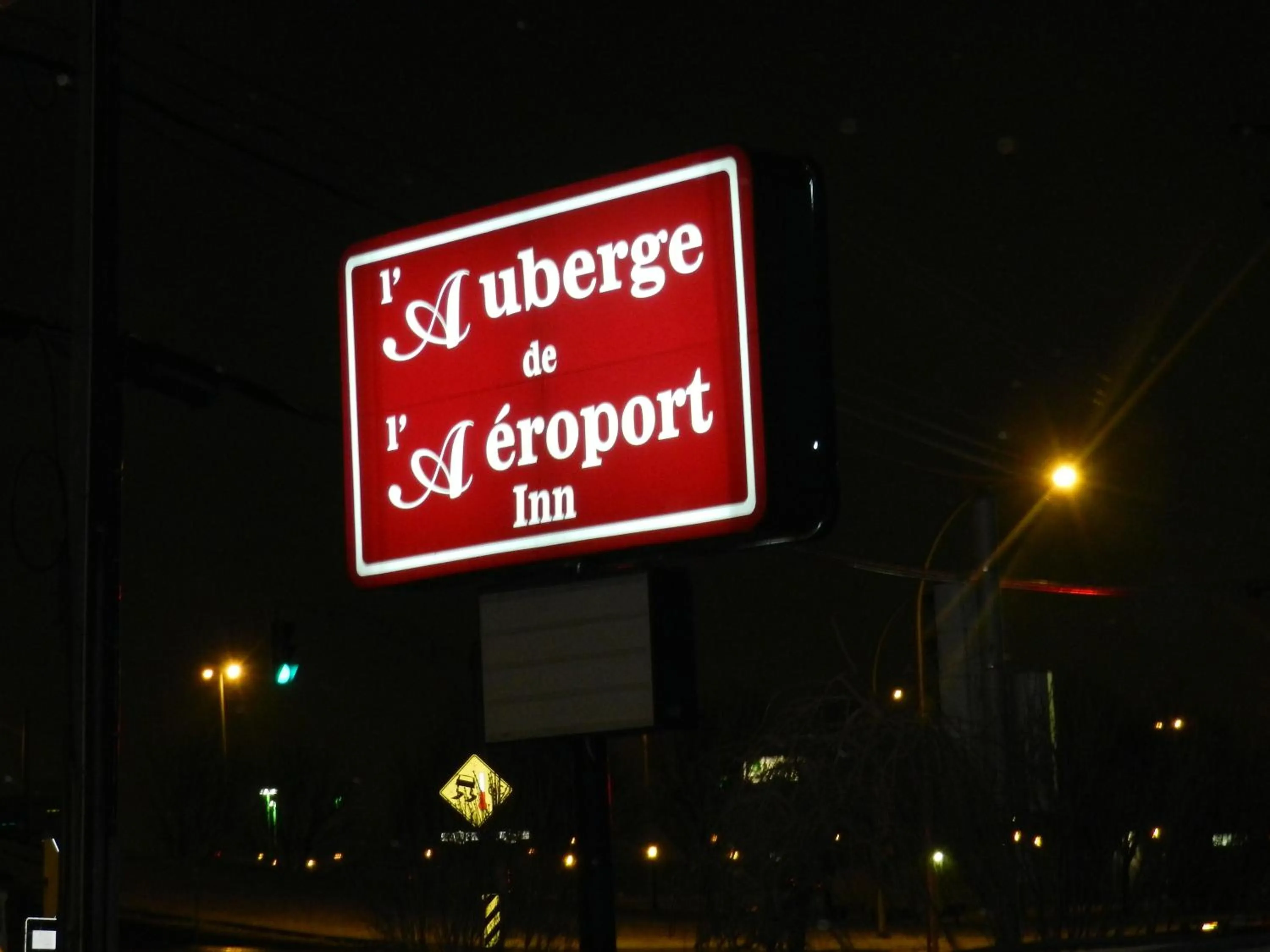 Facade/entrance in L'Auberge de l'Aeroport Inn