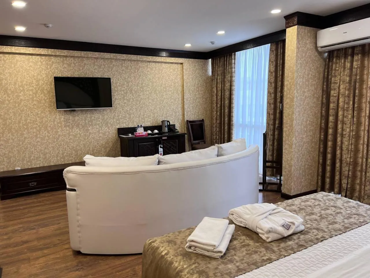 Photo of the whole room, Bed in Orient Star Varahsha