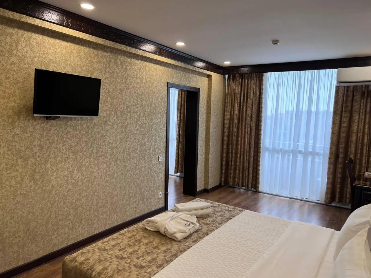 Photo of the whole room, Bed in Orient Star Varahsha