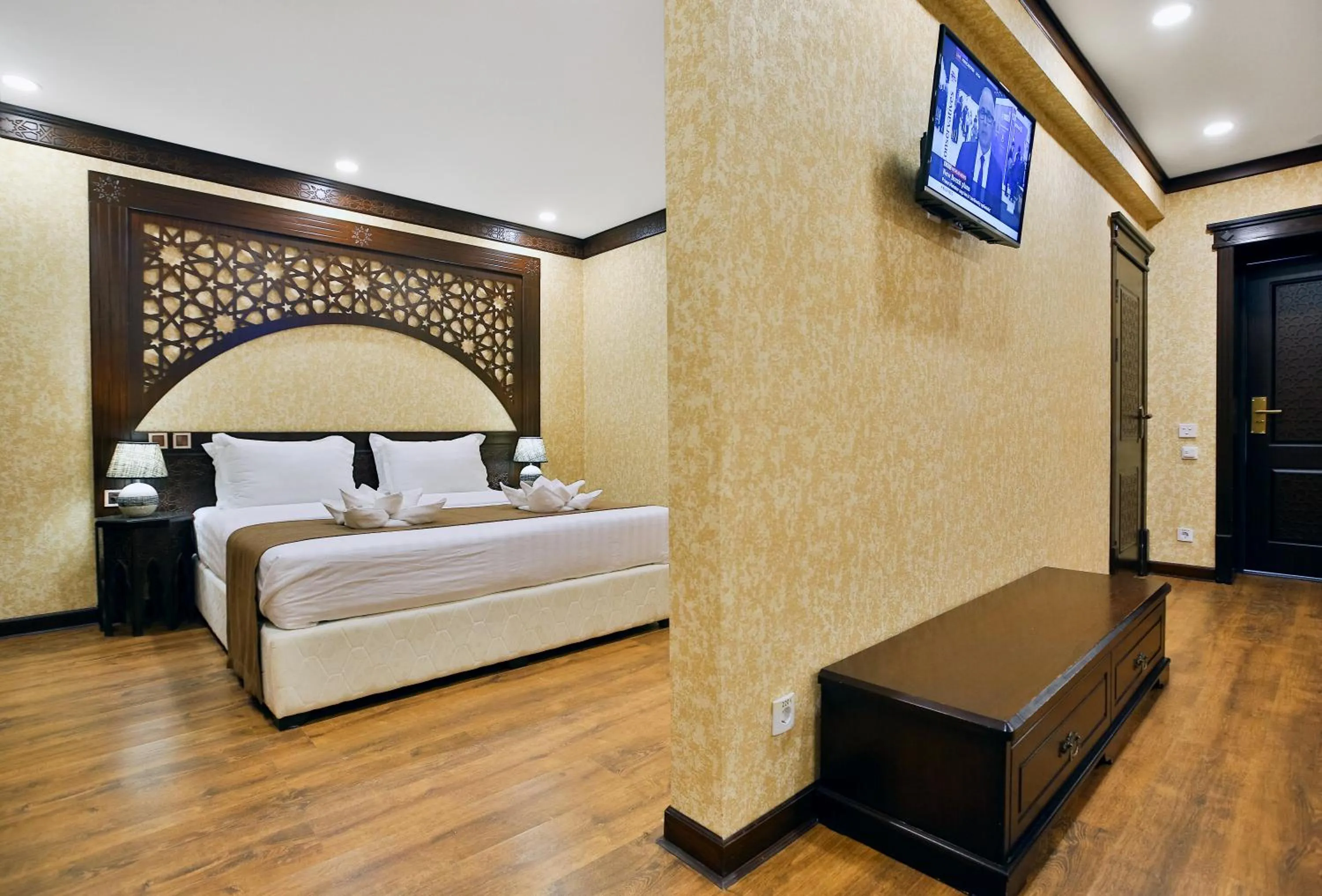 Photo of the whole room, Bed in Orient Star Varahsha