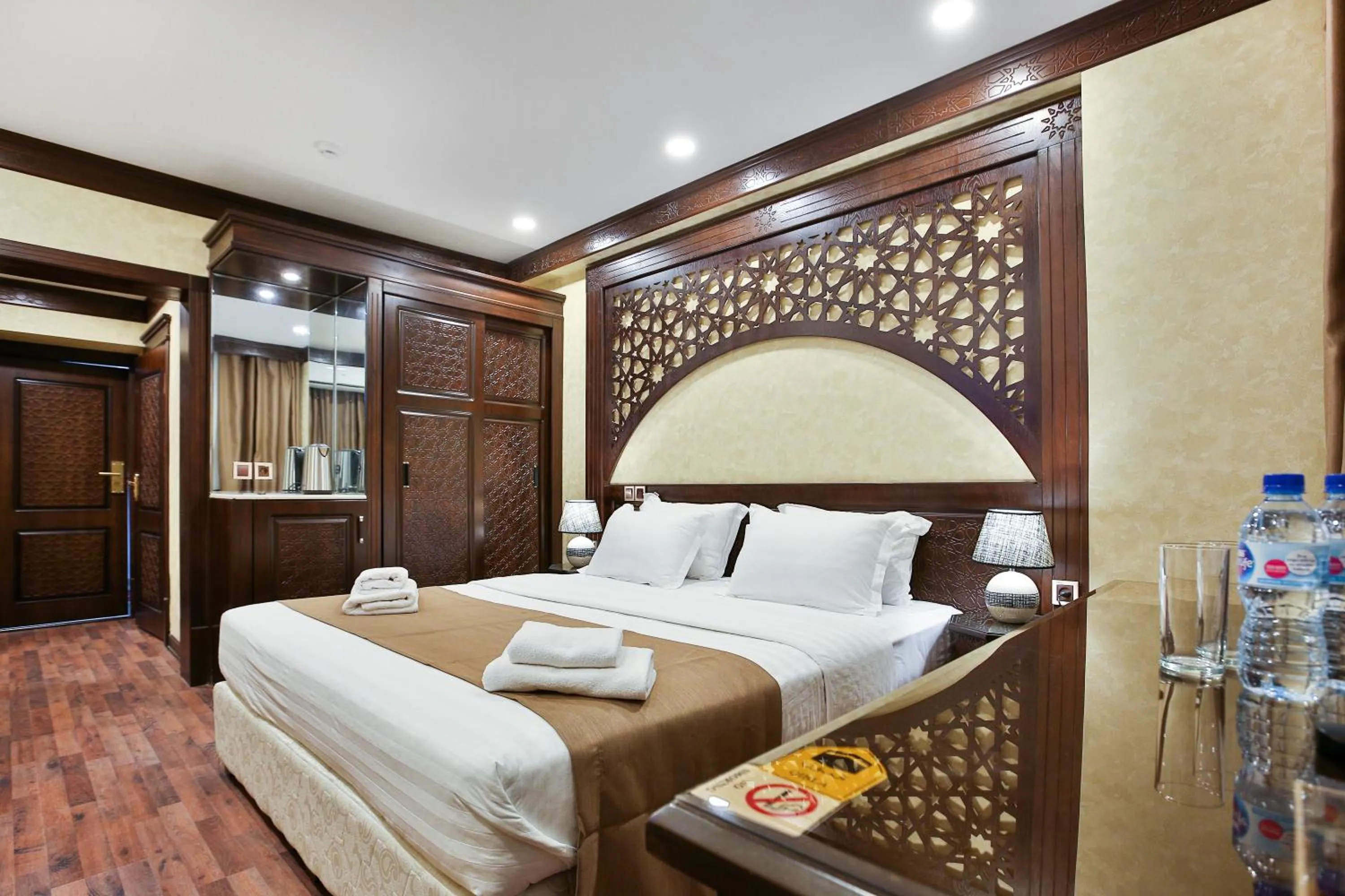 Photo of the whole room, Bed in Orient Star Varahsha