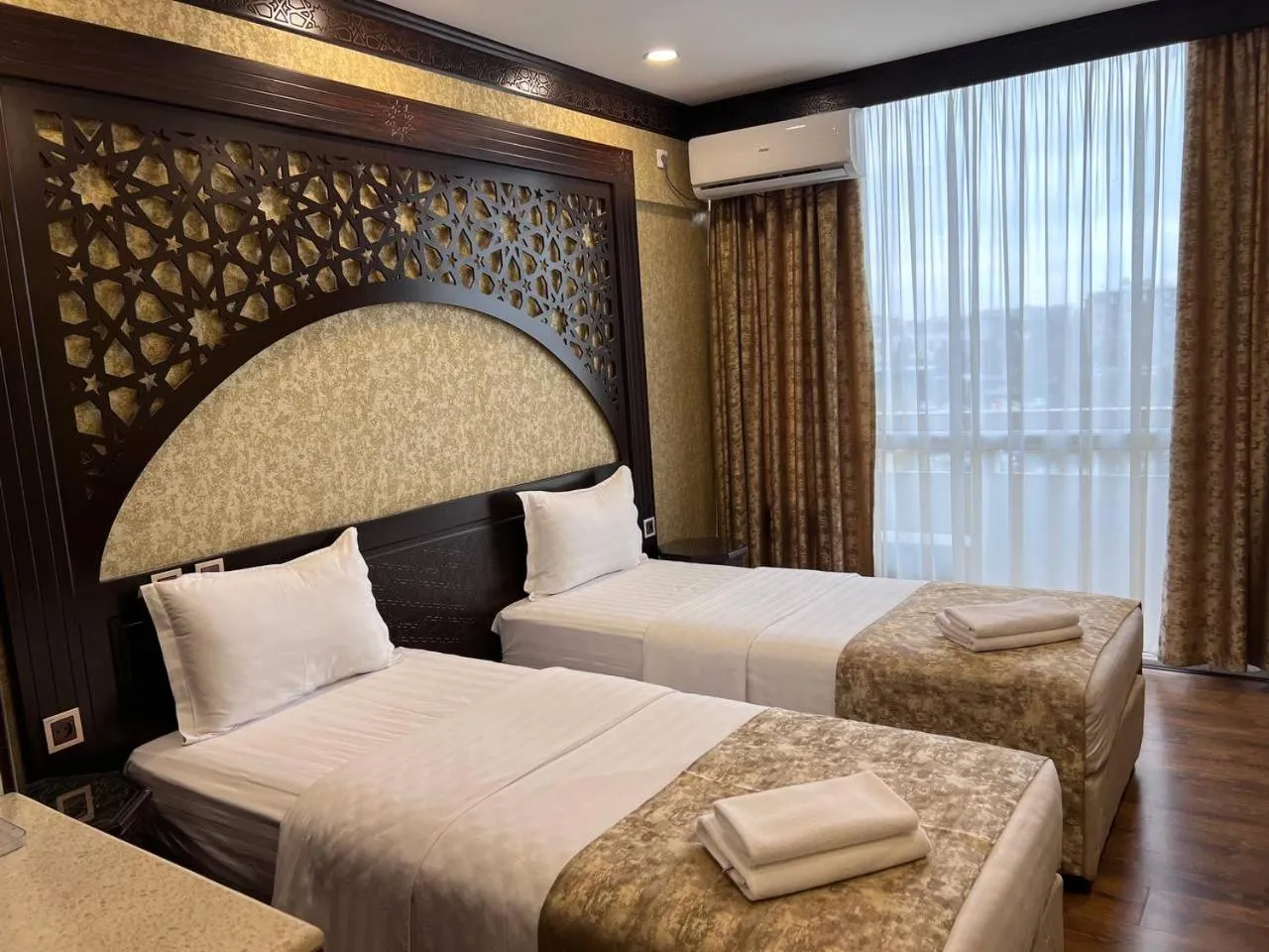 Photo of the whole room, Bed in Orient Star Varahsha