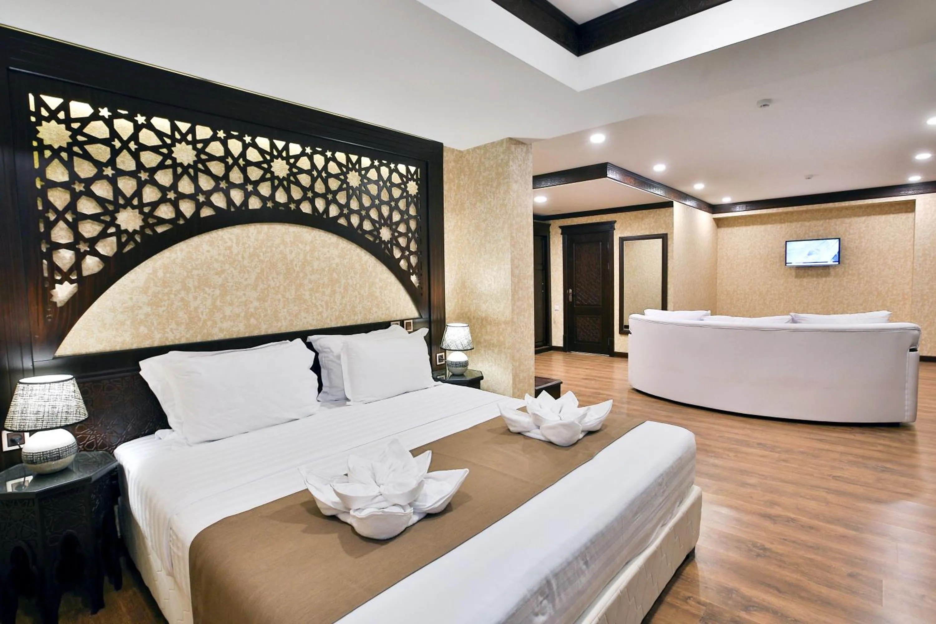 Photo of the whole room, Bed in Orient Star Varahsha