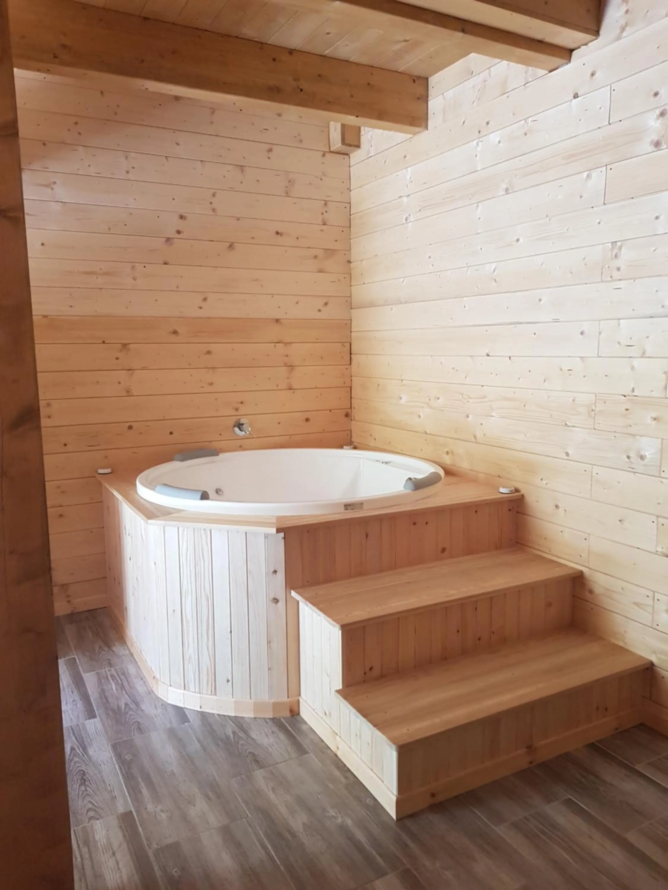 Hot Tub in Lorica Suite Lago