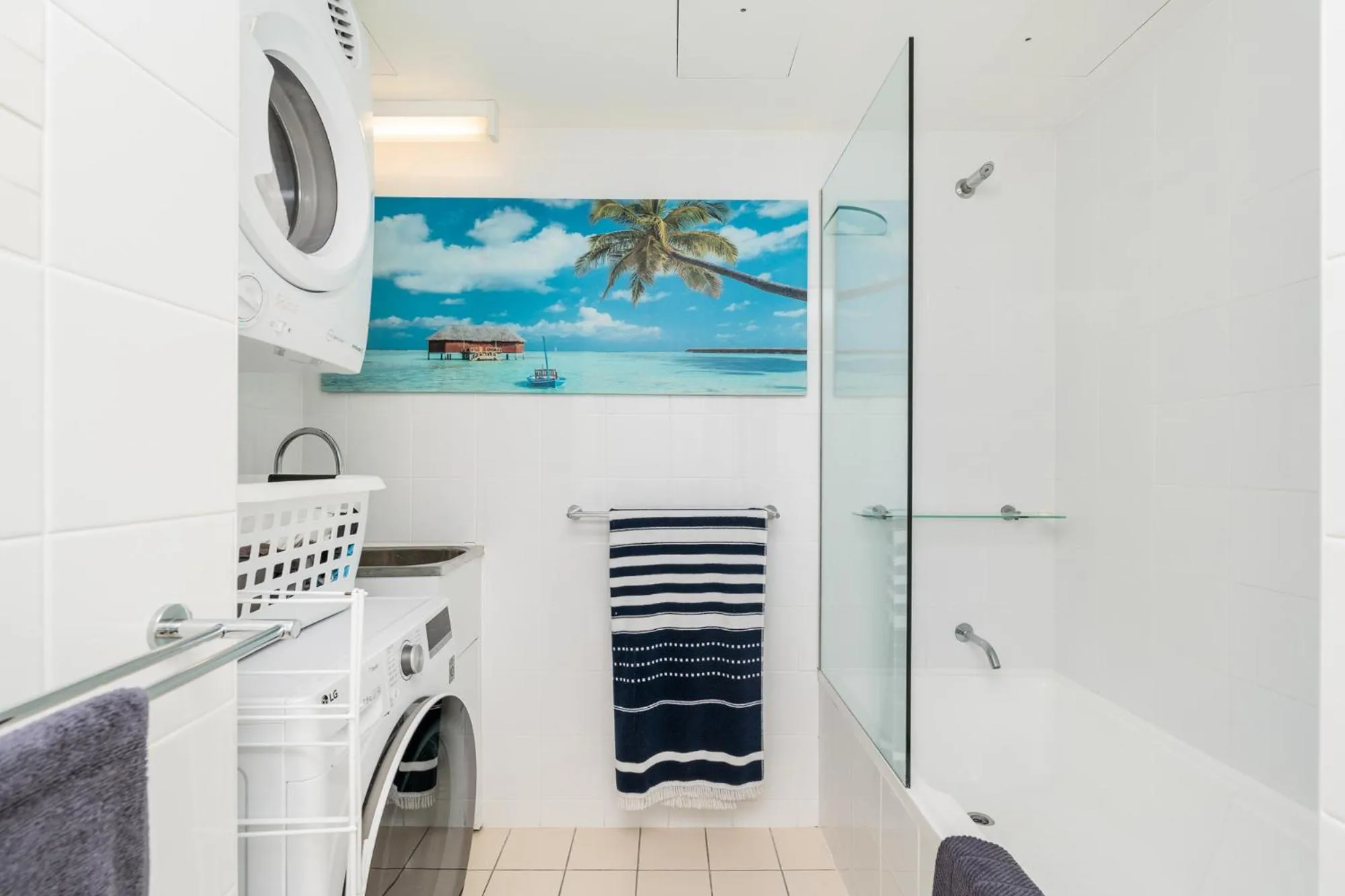 Bathroom in Tingeera Beachfront Apartments