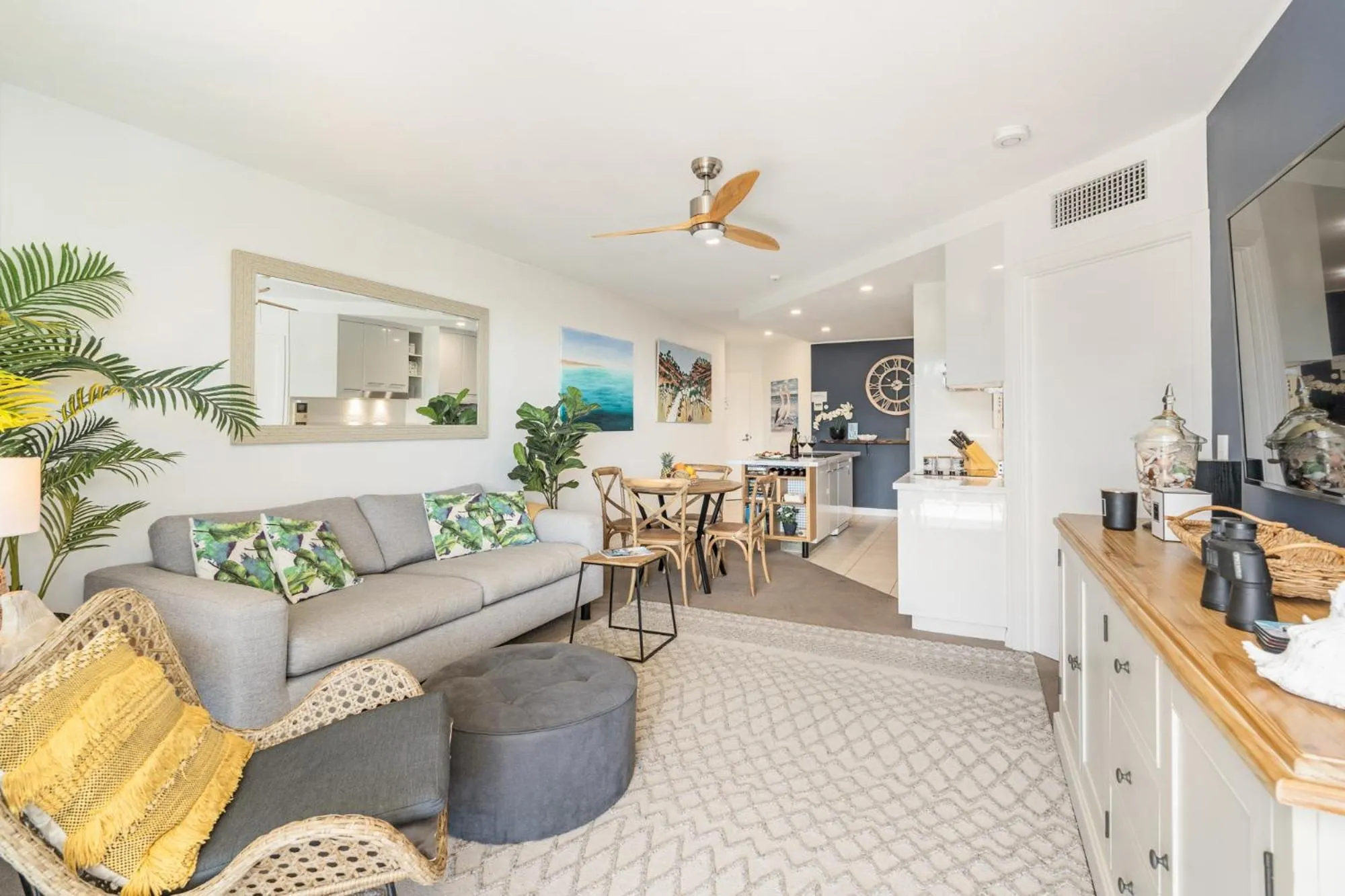 TV and multimedia in Tingeera Beachfront Apartments