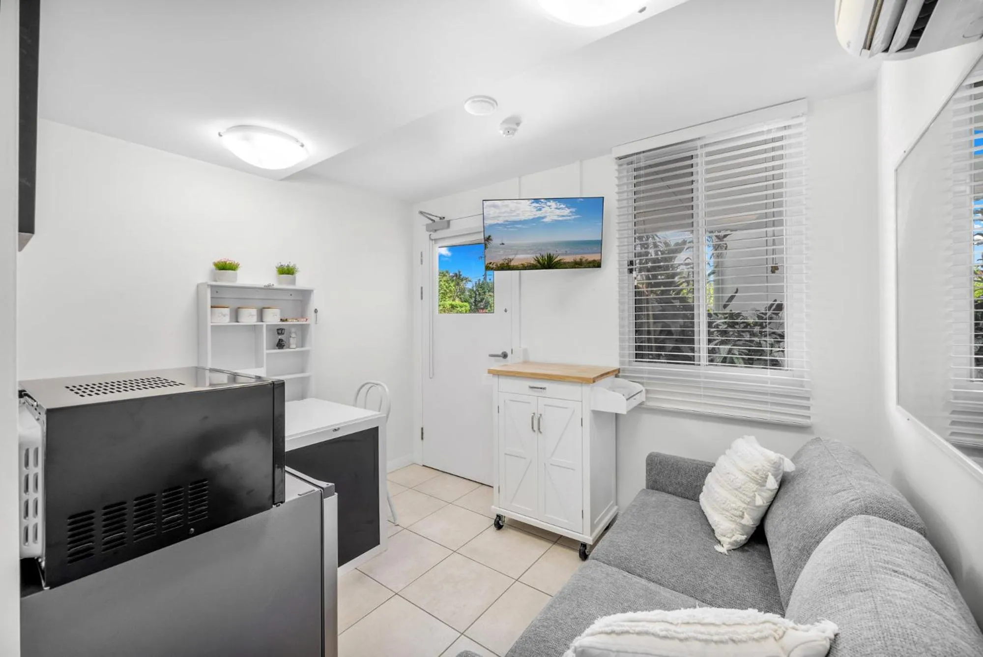 TV and multimedia in Tingeera Beachfront Apartments