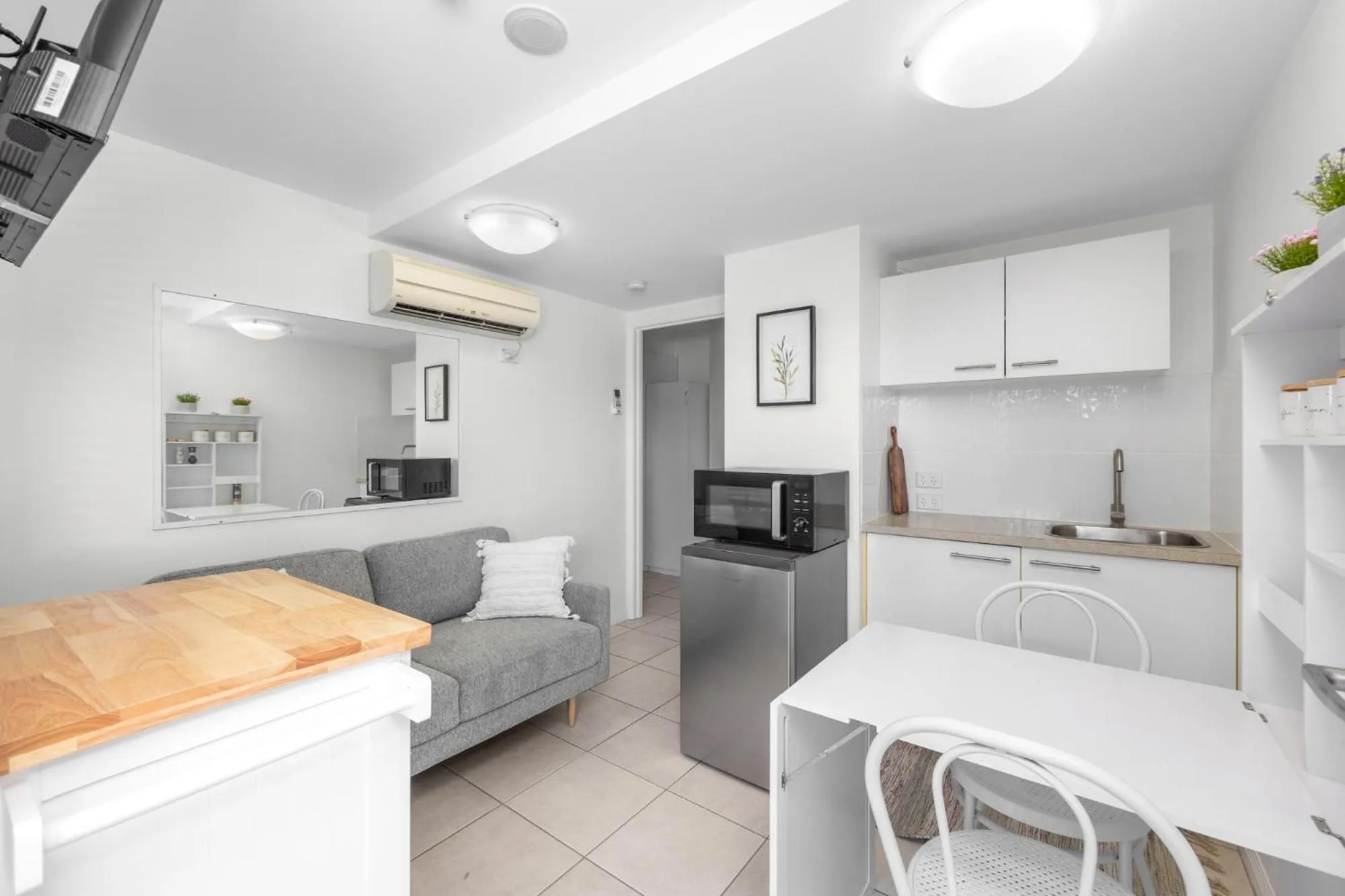 Kitchen or kitchenette in Tingeera Beachfront Apartments