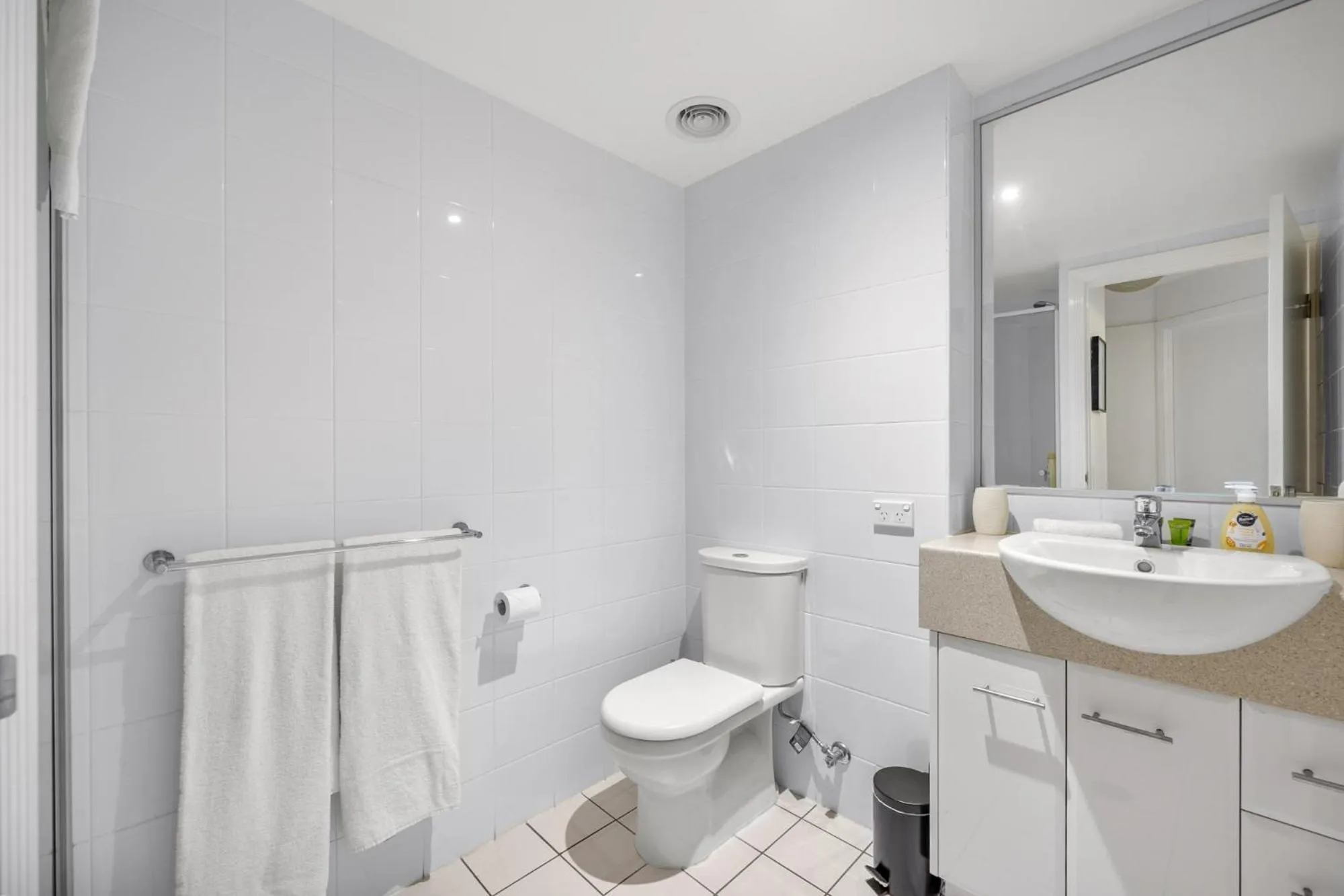 Toilet in Tingeera Beachfront Apartments