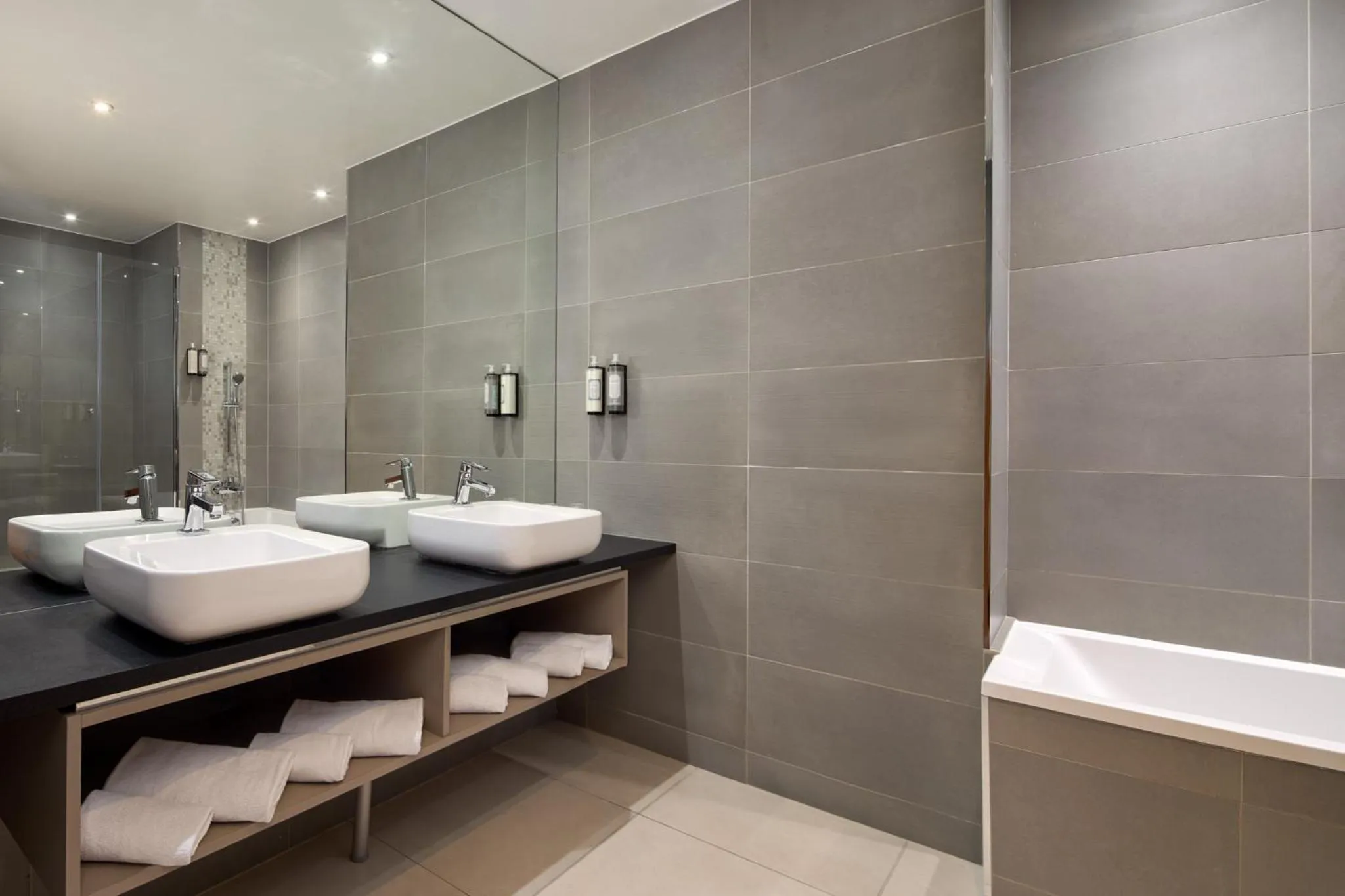 Bathroom in Timhotel Opéra Blanche Fontaine