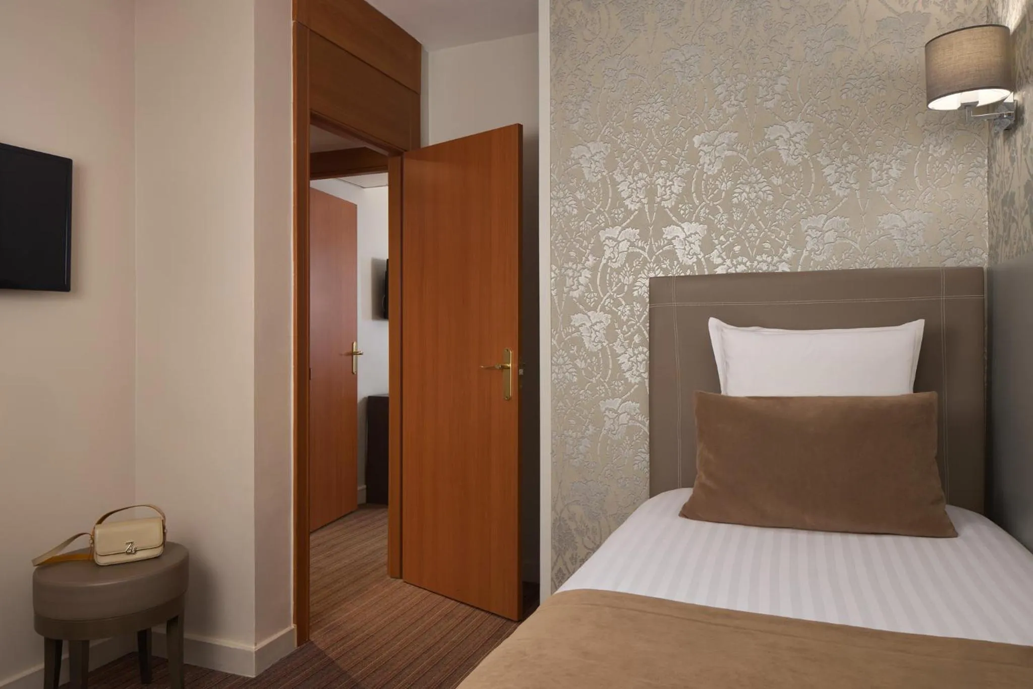 Bedroom, Bed in Timhotel Opéra Blanche Fontaine