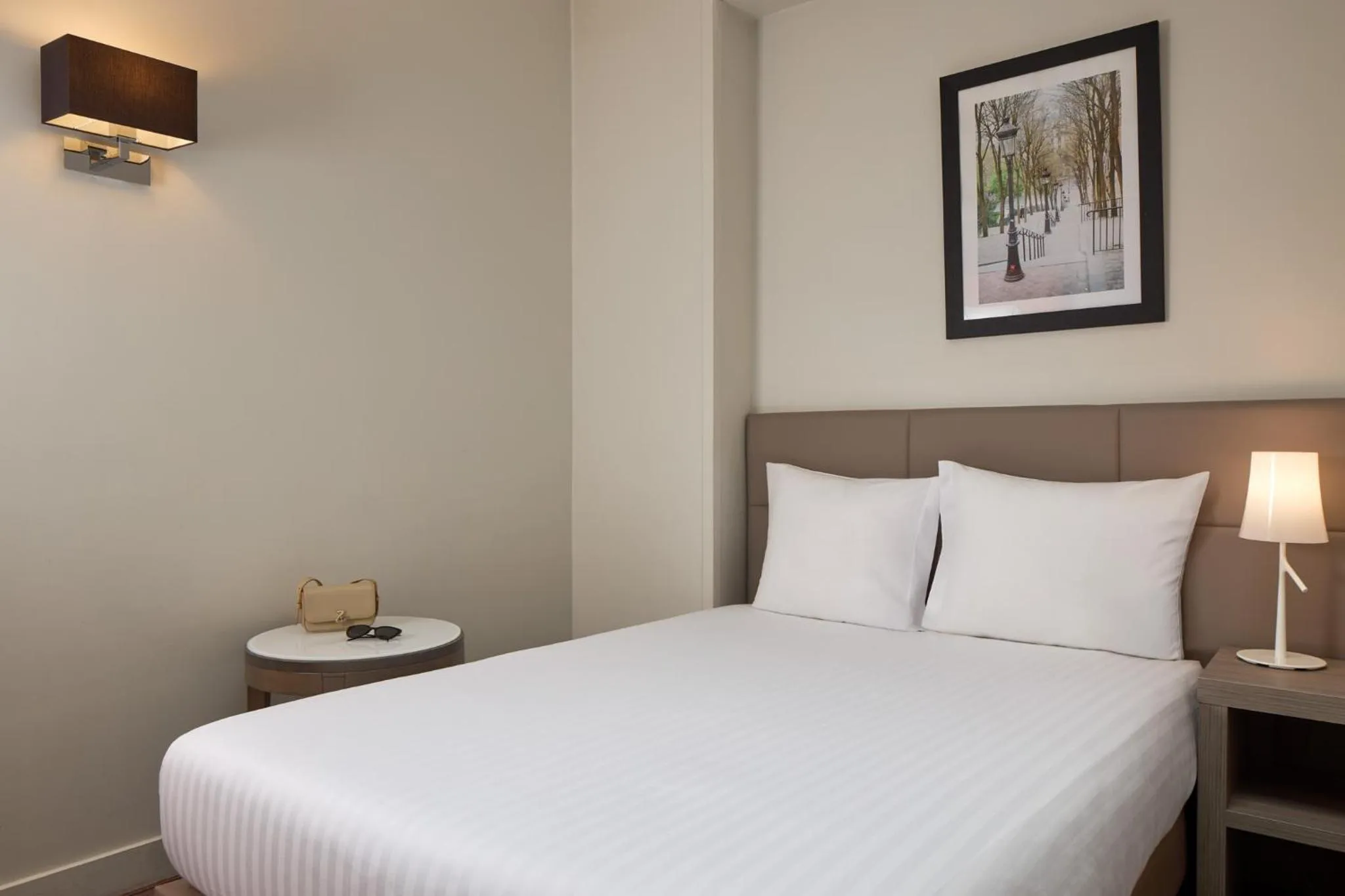 Bedroom, Bed in Timhotel Opéra Blanche Fontaine