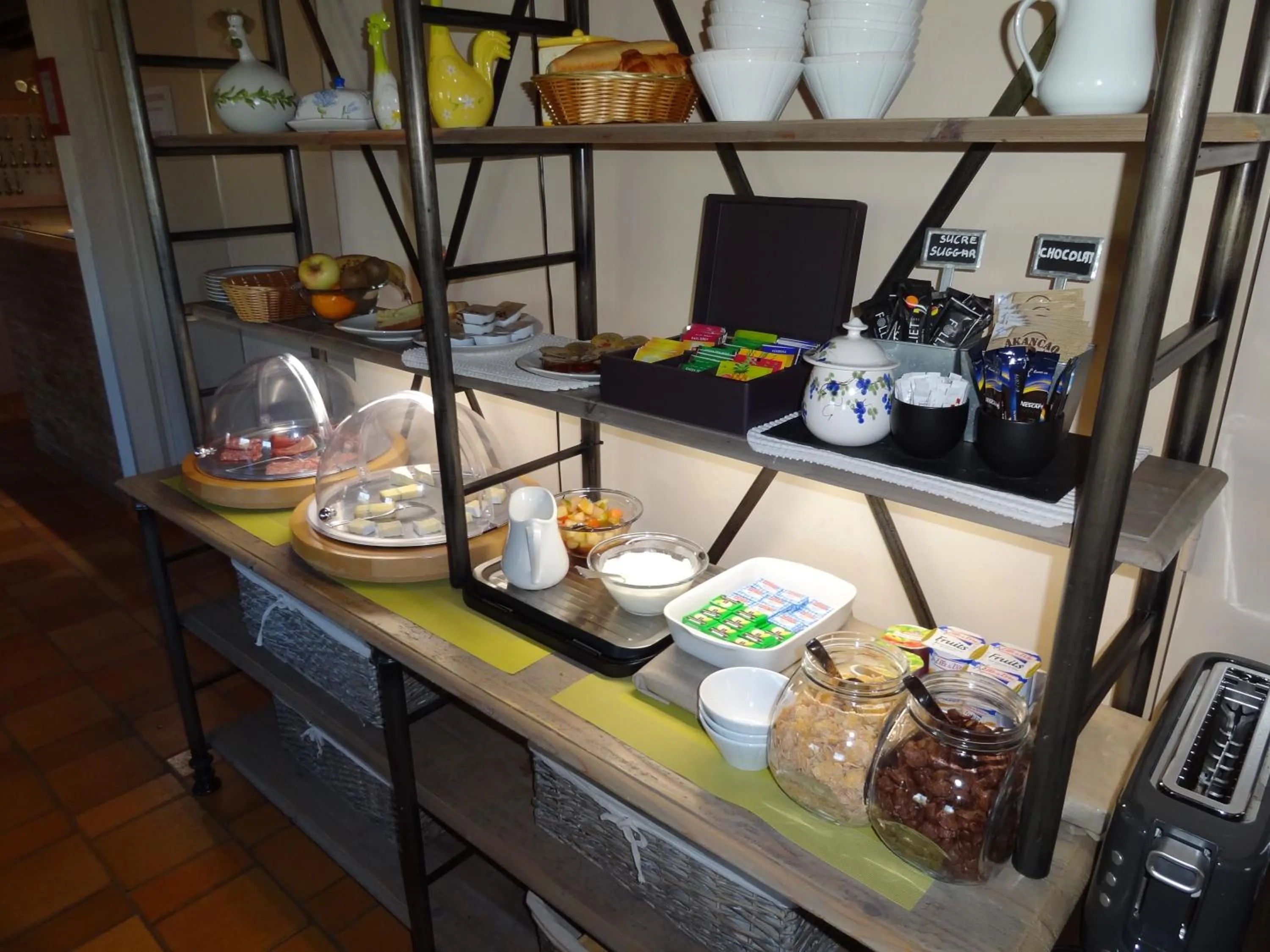 Buffet breakfast in Hôtel des Vignes - Juliénas