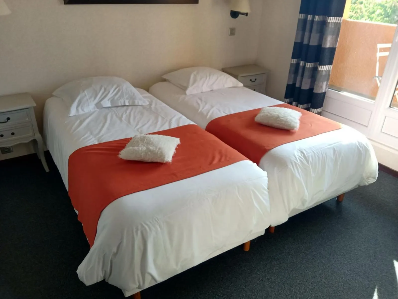 Photo of the whole room, Bed in Hôtel des Vignes - Juliénas