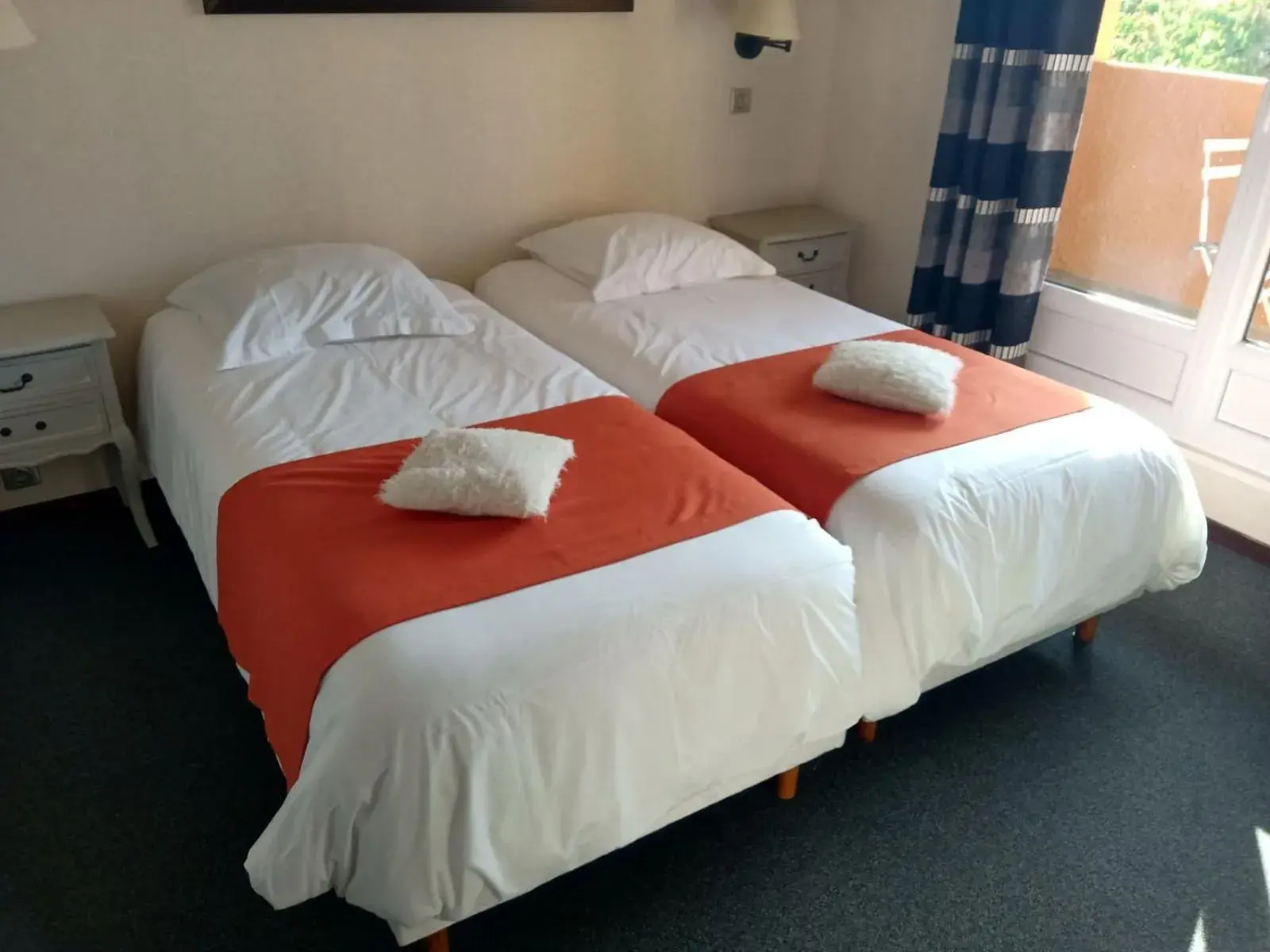 Grand Comfort Twin Room in Hôtel des Vignes - Juliénas Grand Comfort Twin Room in Hôtel des Vignes - Juliénas