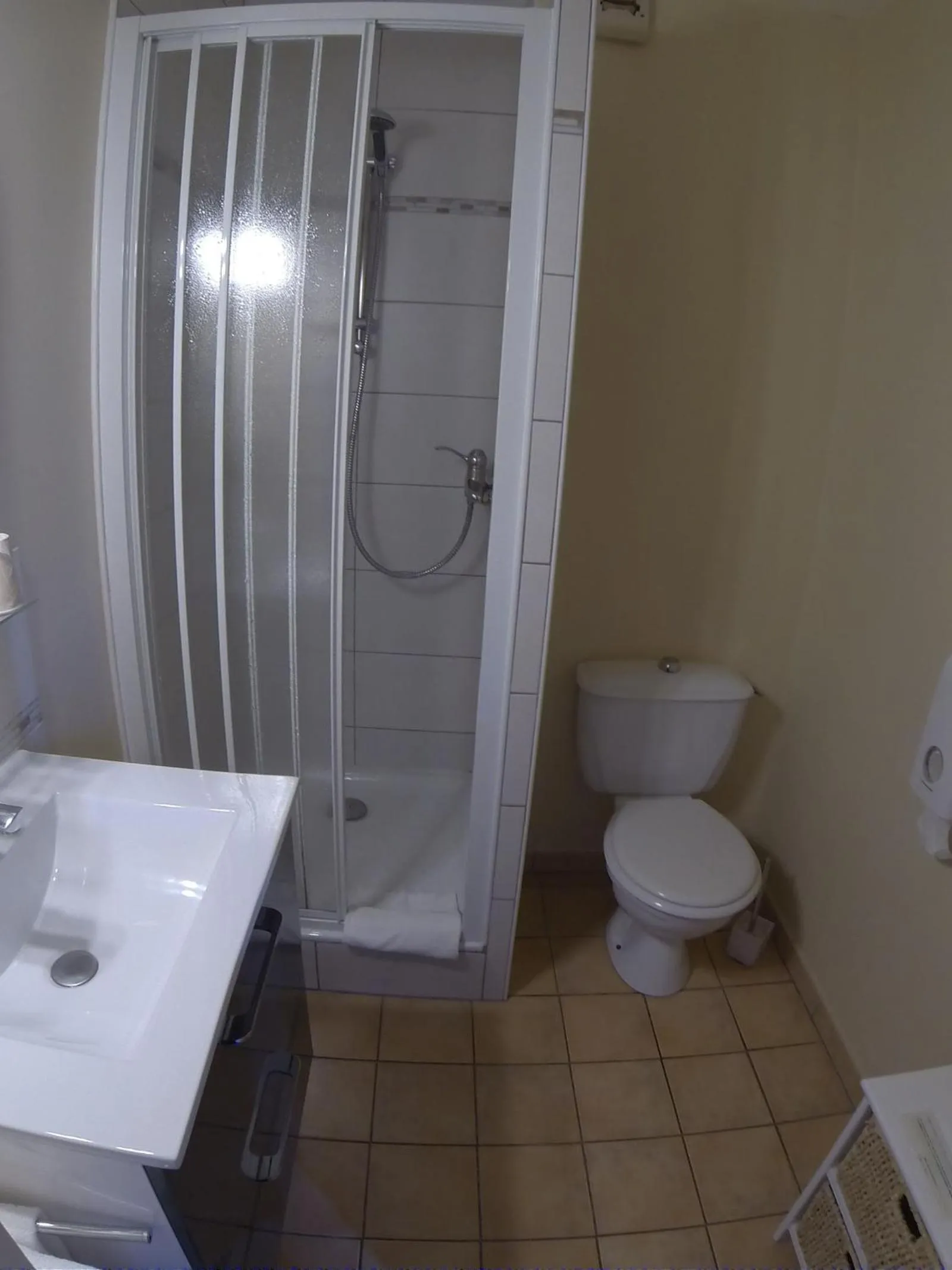 Bathroom in Hôtel des Vignes - Juliénas