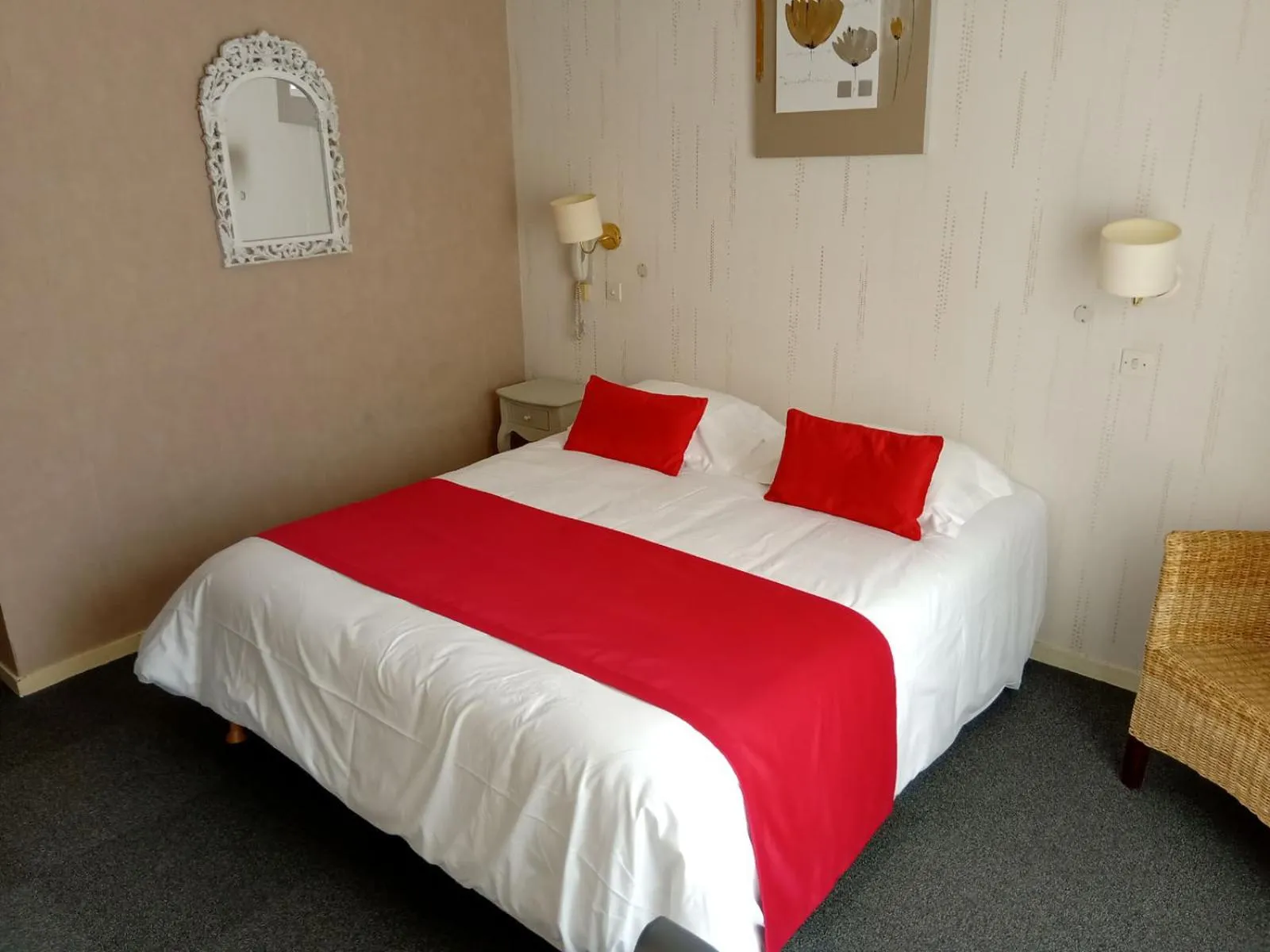 Photo of the whole room, Bed in Hôtel des Vignes - Juliénas