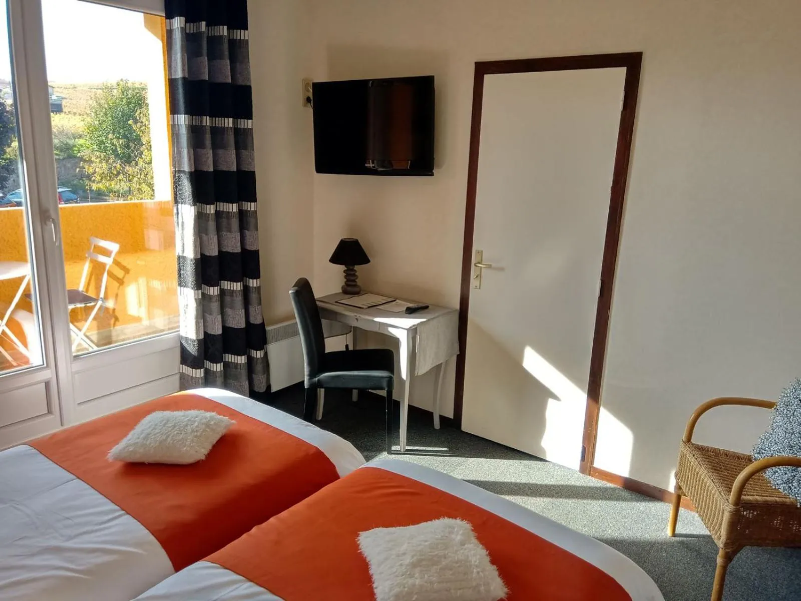 Photo of the whole room, Bed in Hôtel des Vignes - Juliénas