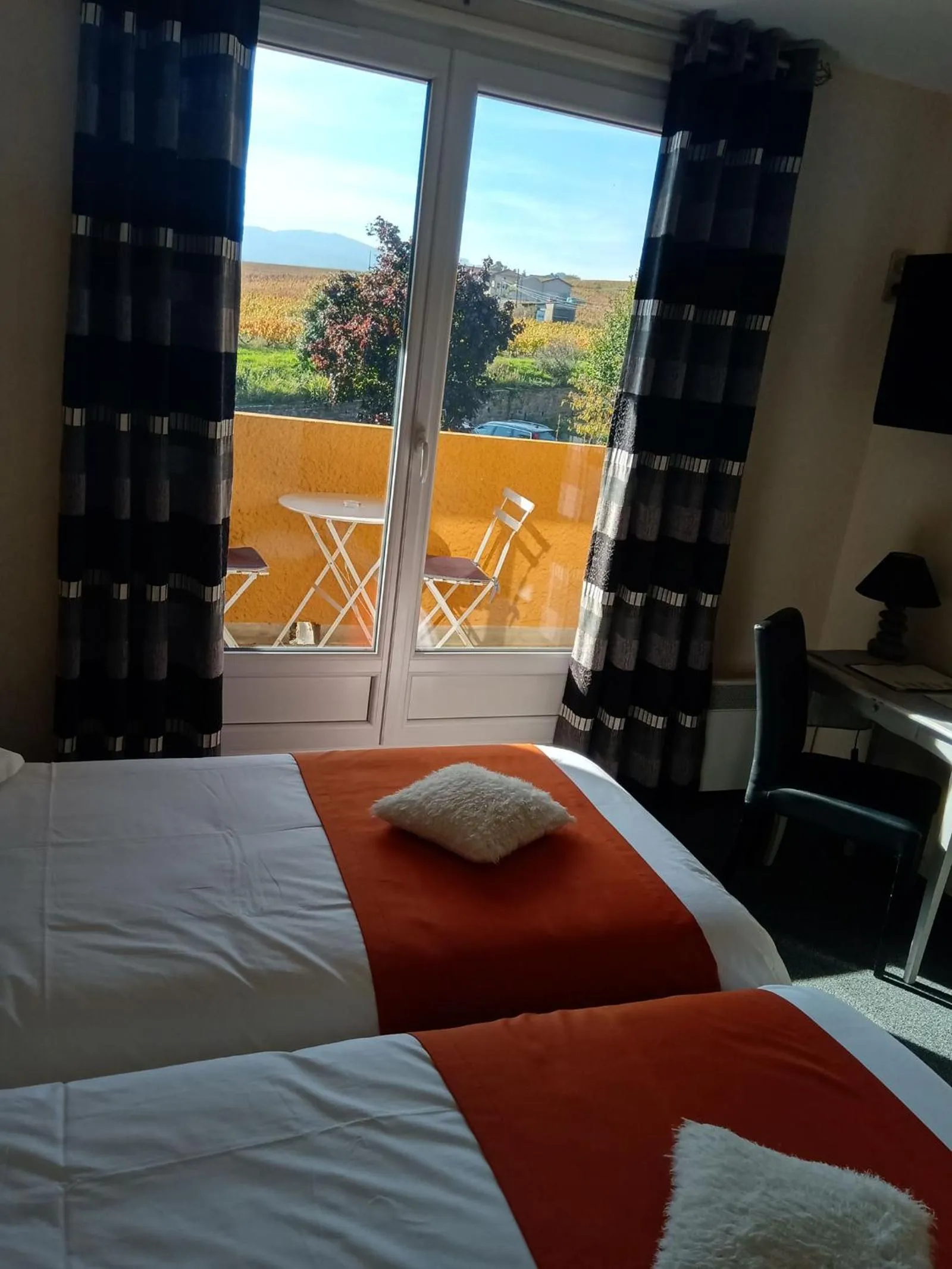 Photo of the whole room, Bed in Hôtel des Vignes - Juliénas