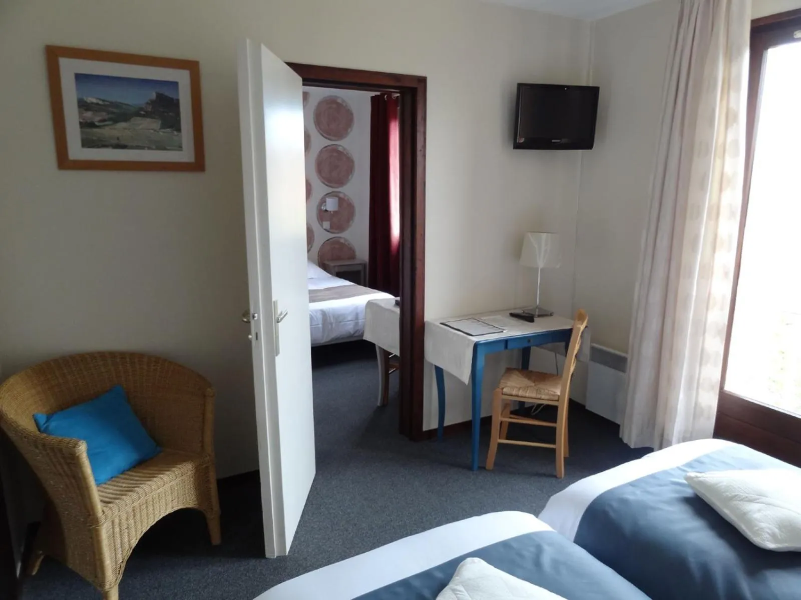 Photo of the whole room, Bed in Hôtel des Vignes - Juliénas