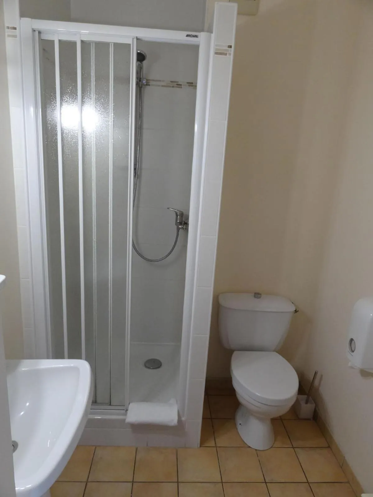 Bathroom in Hôtel des Vignes - Juliénas